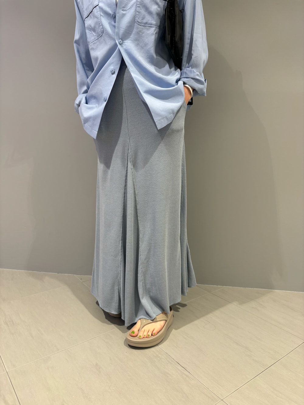「春ファッション、初夏コーデ、大人かわいい、オトナ女子、シャツスタイル、トポロジー、ウーフォス、厚底サンダル、大人カジュアル、BEAVER、BEAVER名古屋」｜「TopologieのTopologie/トポロジー　Topologie Wares Straps 6.0mm Rope Strap 【ストラップ単体】（スマホグッズ、レッド系）」を使った、小林さん（レディース・155cm）の春コーディネートの3枚目の写真