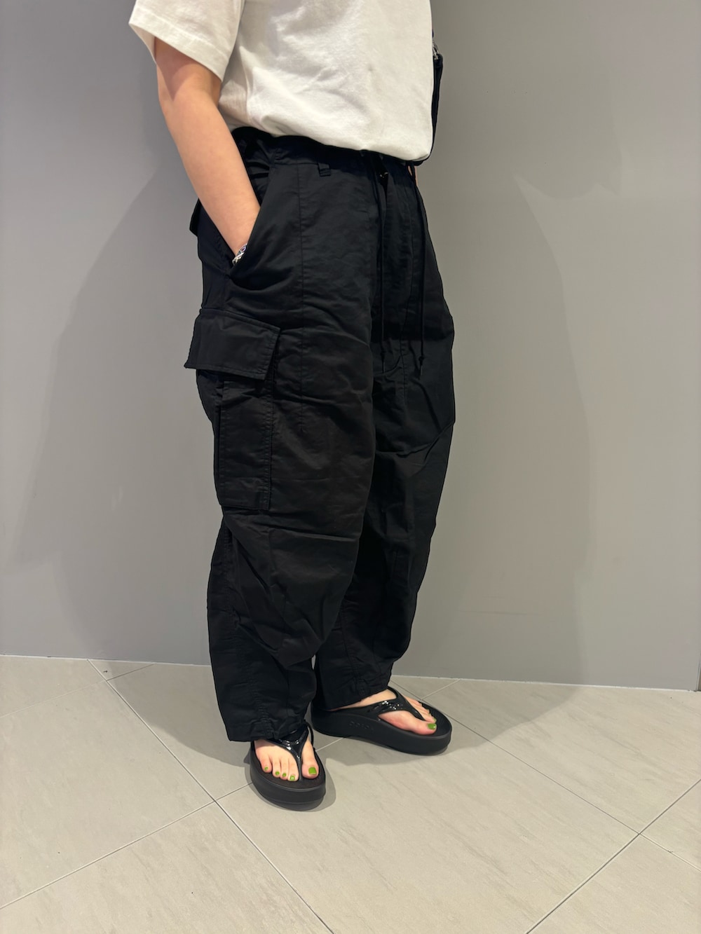 「BEAVER、厚底シューズ、パンツスタイル、楽チンコーデ、夏コーデ、おでかけコーデ、ヒザデルパンツ、BEAVER名古屋、ウーフォス、トポロジー」｜「OOFOSのOOFOS/ウーフォス　OOmega ウーメガ　リカバリーサンダル　厚底（サンダル、ブラック系）」を使った、小林さん（レディース・155cm）の春コーディネートの3枚目の写真