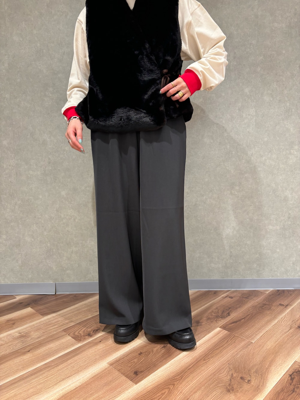 「シンプル、レイヤードスタイル、ロンT、大人女子、秋コーデ、秋カラー、秋服コーデ、クレマン、トポロジー、150cm台コーデ」｜「sogliaのSOGLIA/ソリア　OPEN END SOLID LONG SLEEVE T  リンガーＴ（Tシャツ/カットソー、ホワイト系）」を使った、小林さん（レディース・155cm）の秋コーディネートの3枚目の写真