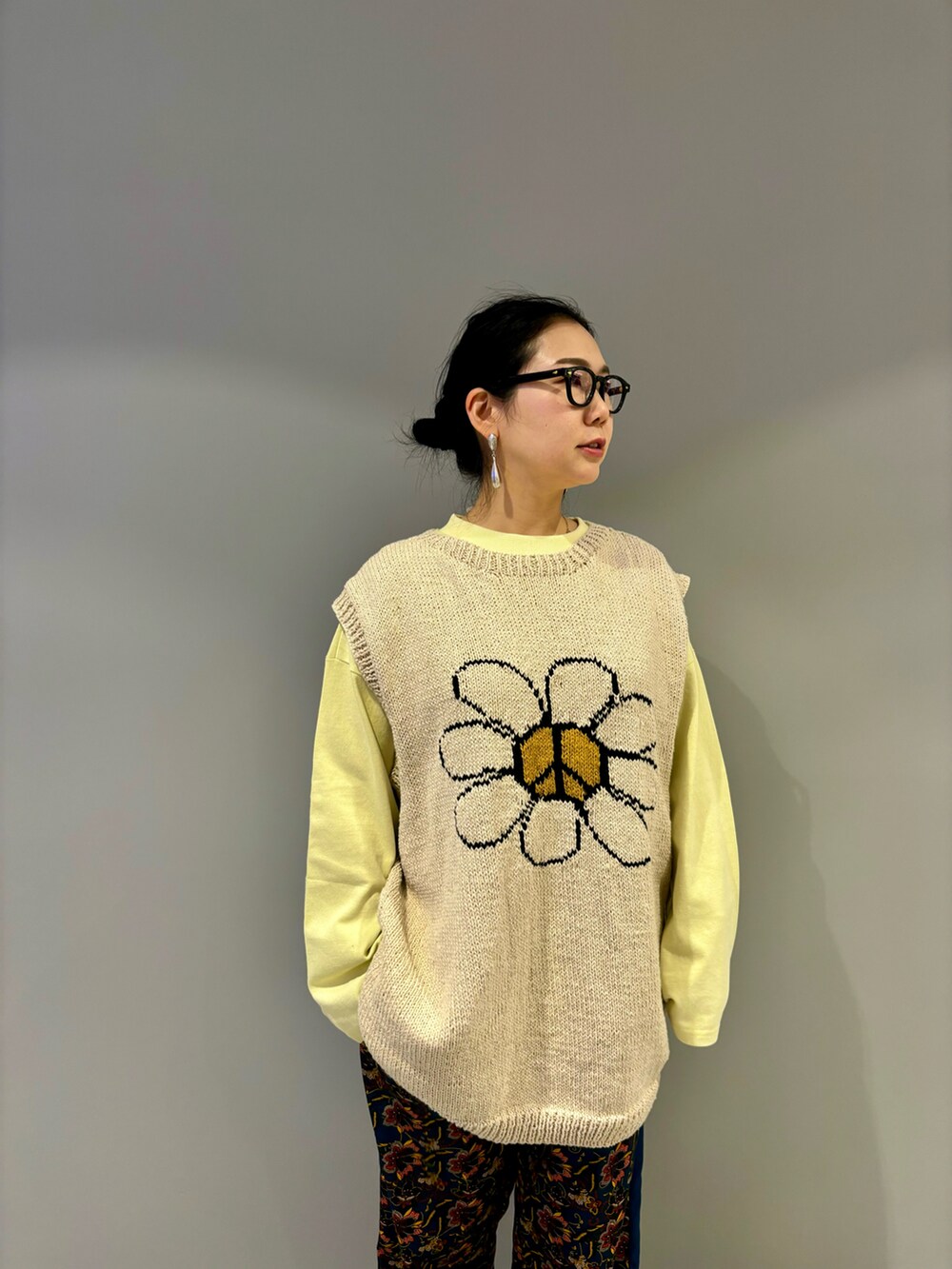 イエロー系のTシャツ/カットソー、ブルー系のその他パンツ、ブラック系のサンダルを着用したレディースの春コーディネートの2枚目の写真