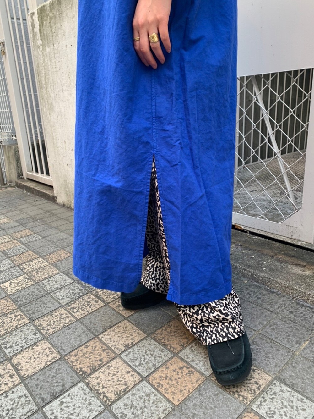 「ワンピース、BEAVER、青、シャツワンピ、春、春カラー、シンプルスタイル、カジュアルコーデ、オトナ女子、BEAVER名古屋」｜「ClarksのCLARKS/クラークス  WALLABEE BT GTX  ゴアテックス（モカシン/デッキシューズ、ブラック系）」を使った、小林さん（レディース・155cm）の春コーディネートの4枚目の写真