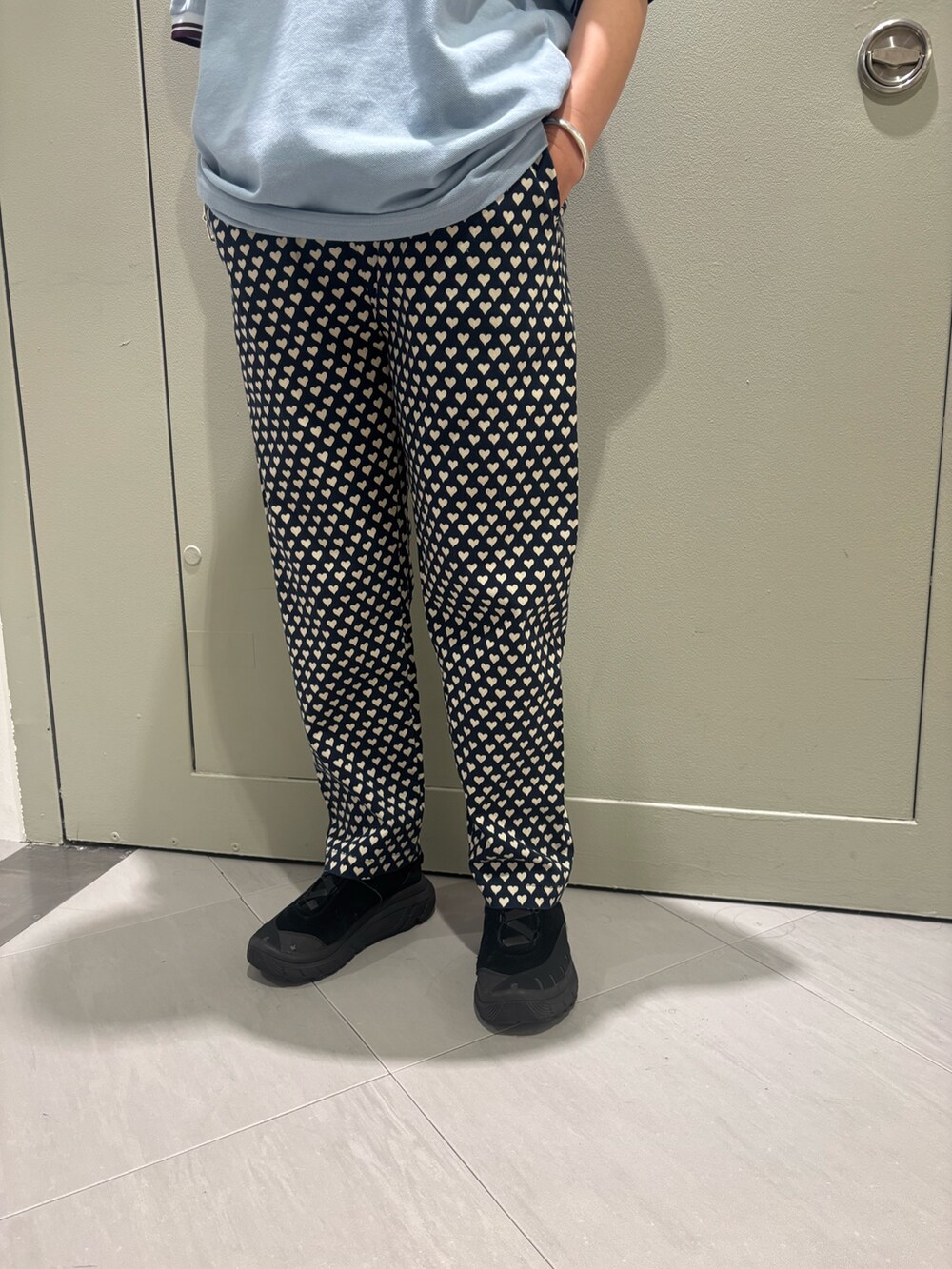 ブラック系のその他パンツ、ブラック系のキャップを着用したレディースの夏コーディネートの3枚目の写真