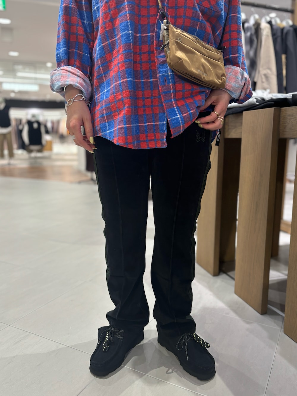 「チェック、ネルシャツ、アウトドアスタイル、トラックパンツ、秋服、オトナカジュアル、秋コーデ、秋冬コーデ、トポロジー、ベロアトラックパンツ」｜「ClarksのCLARKS/クラークス WALLABEE GTX ワラビー　ゴアテックス（モカシン/デッキシューズ、ブラック系）」を使った、小林さん（レディース・155cm）の秋コーディネートの3枚目の写真