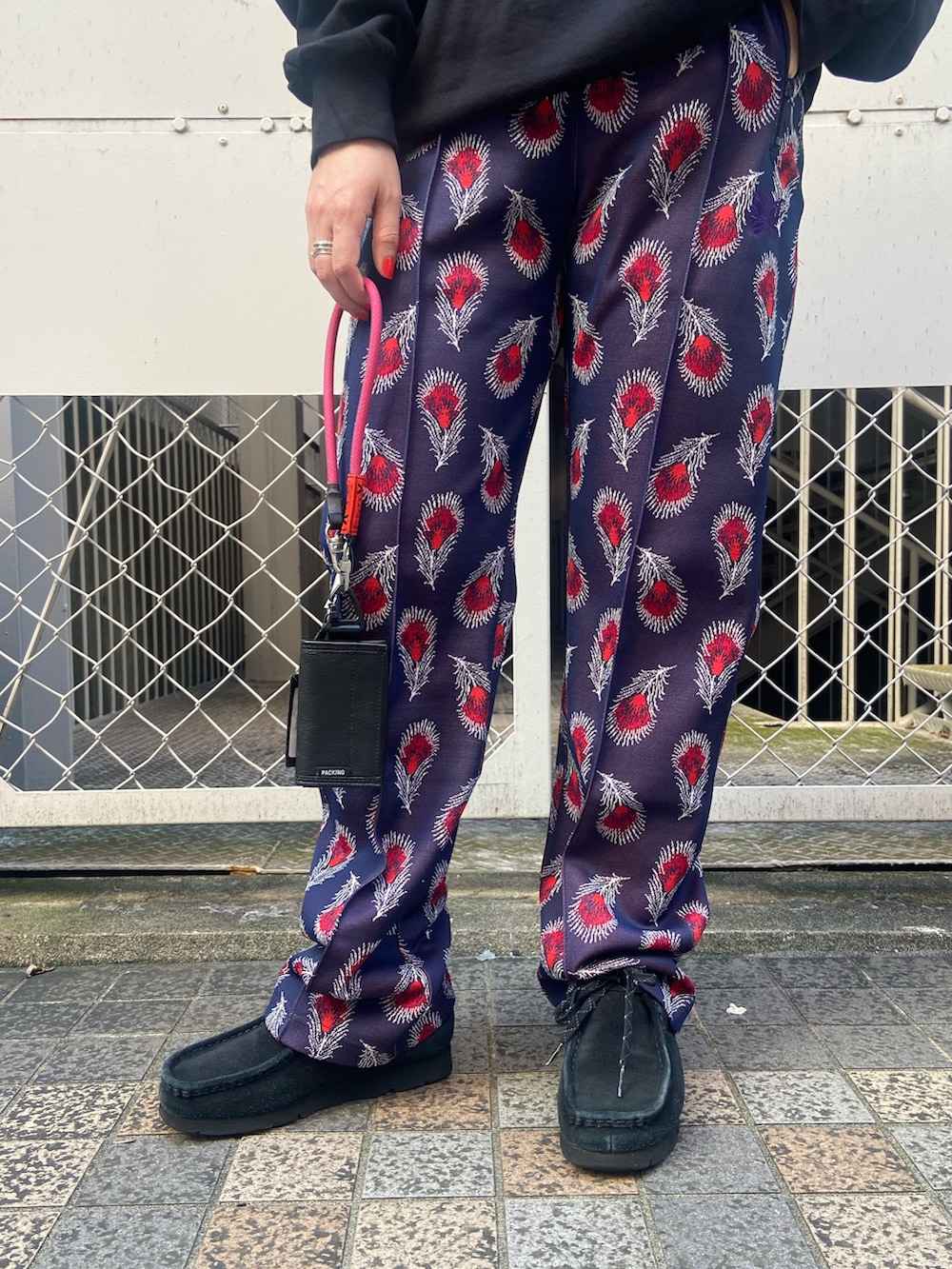 「柄パンツ、BEAVER、トラックパンツ、ニードルス、カジュアルコーデ、ニードルズ、スウェットコーデ、オトナ女子、BEAVER名古屋、トポロジー」｜「TopologieのTopologie/トポロジー　Wares Straps 8.0㎜ Wrist Strap 【ストラップ単体】（スマホグッズ、グリーン系）」を使った、小林さん（レディース・155cm）の夏コーディネートの4枚目の写真