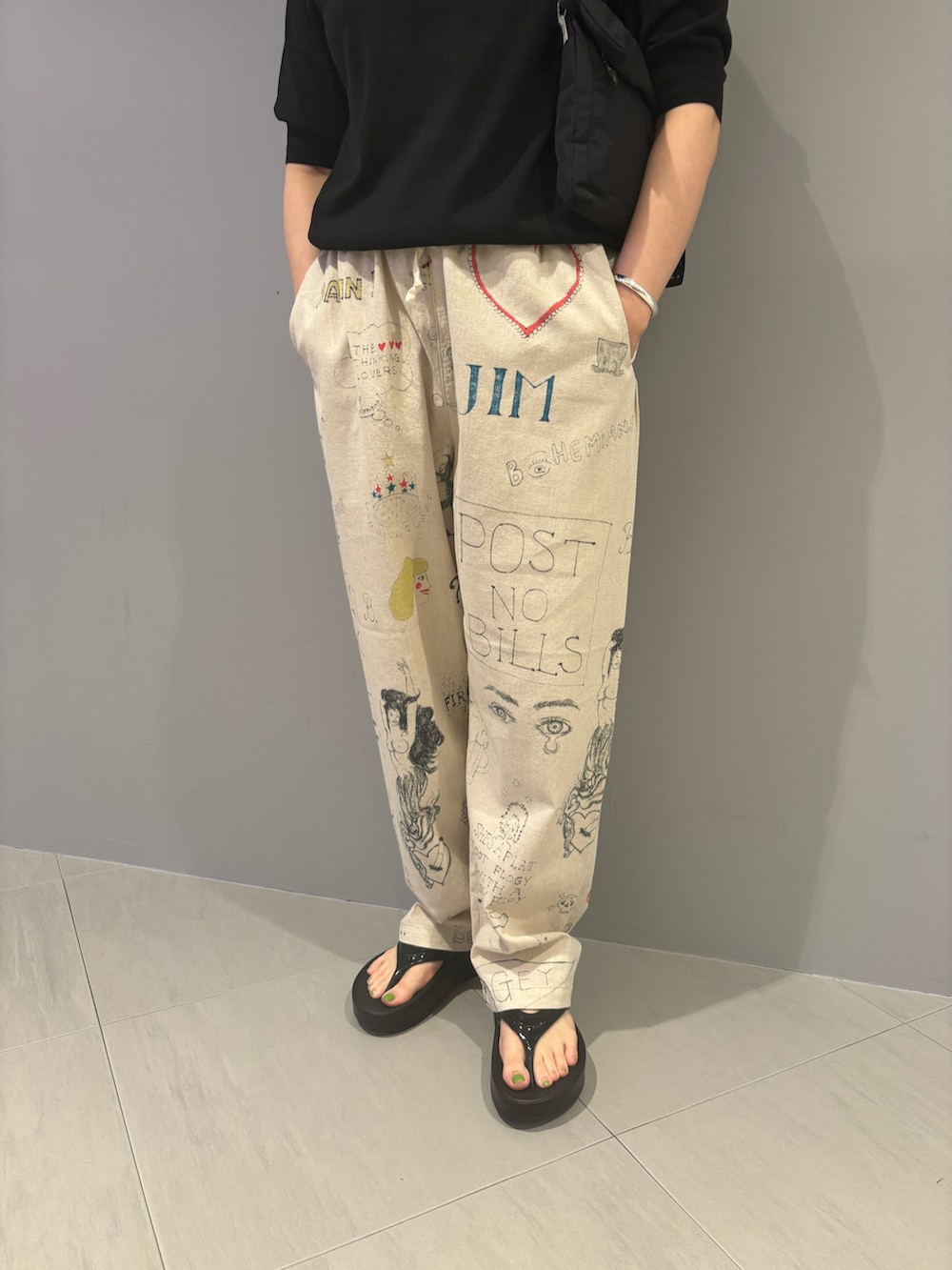 「柄パンツ、BEAVER、ボヘミアンズ、ポロシャツ、コットンニット、夏服、ラクチンコーデ、ショート丈トップス、オトナカジュアル、夏ファッション」｜「BOHEMIANSのBOHEMIANS / ボヘミアンズ  別注LOOSE PANTS（その他パンツ、ベージュ系）」を使った、小林さん（レディース・155cm）の夏コーディネートの3枚目の写真