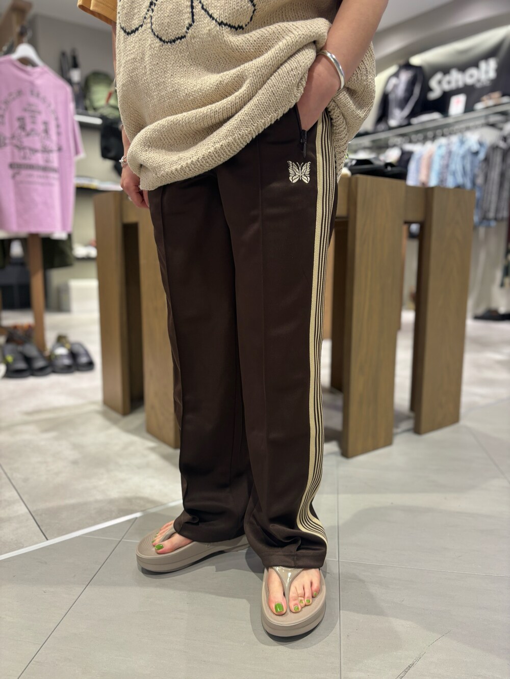 ベージュ系のニット/セーター、グレー系のTシャツ/カットソー、ブラック系のサンダルを着用したレディースの春コーディネートの3枚目の写真