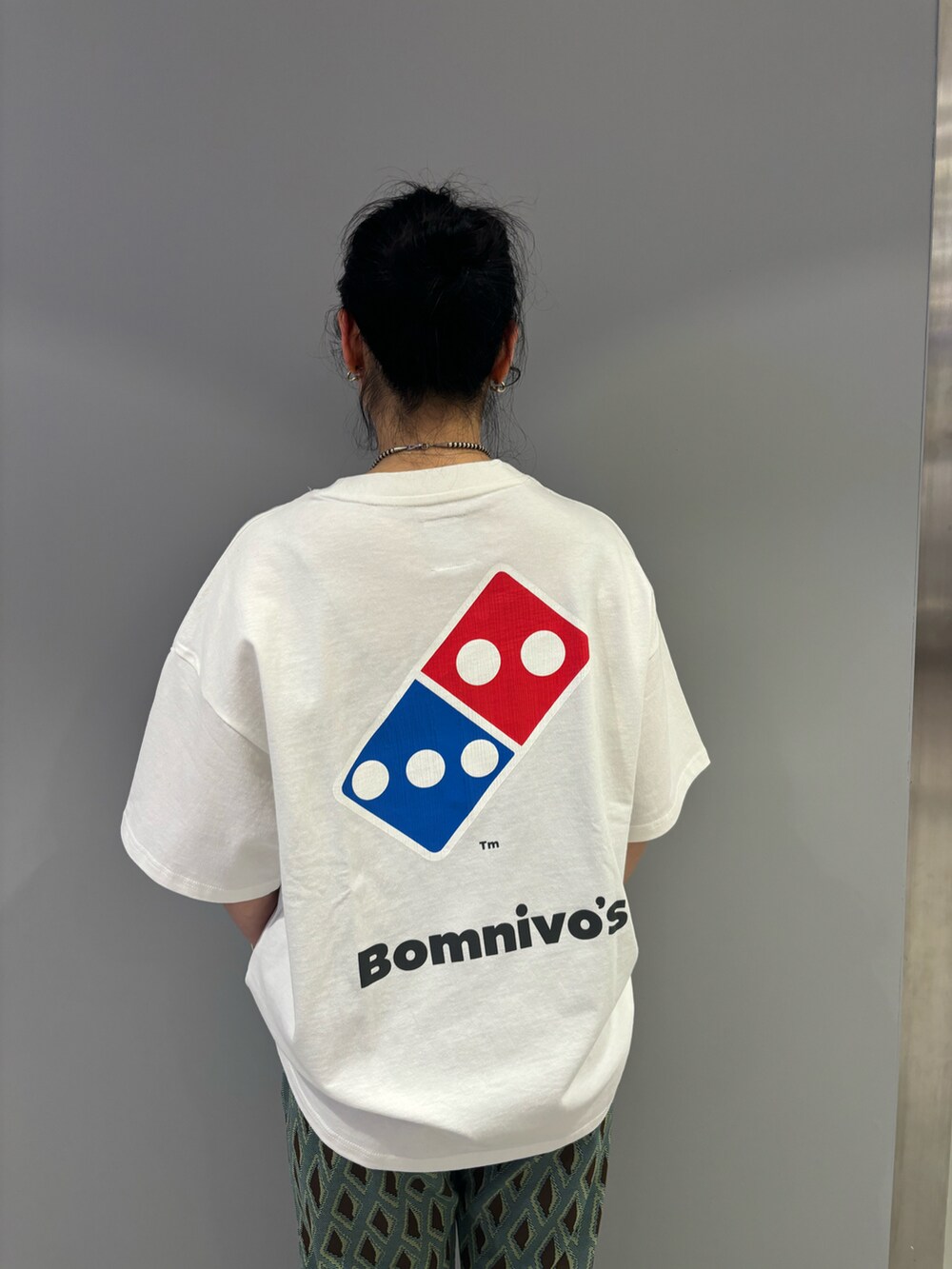 ブラック系のサンダルを着用したレディースの春コーディネートの2枚目の写真