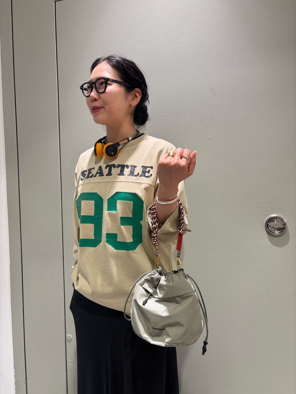 ブラック系のサンダル、ブラック系のヘッドフォン/イヤホンを着用したレディースの夏コーディネートの2枚目の写真