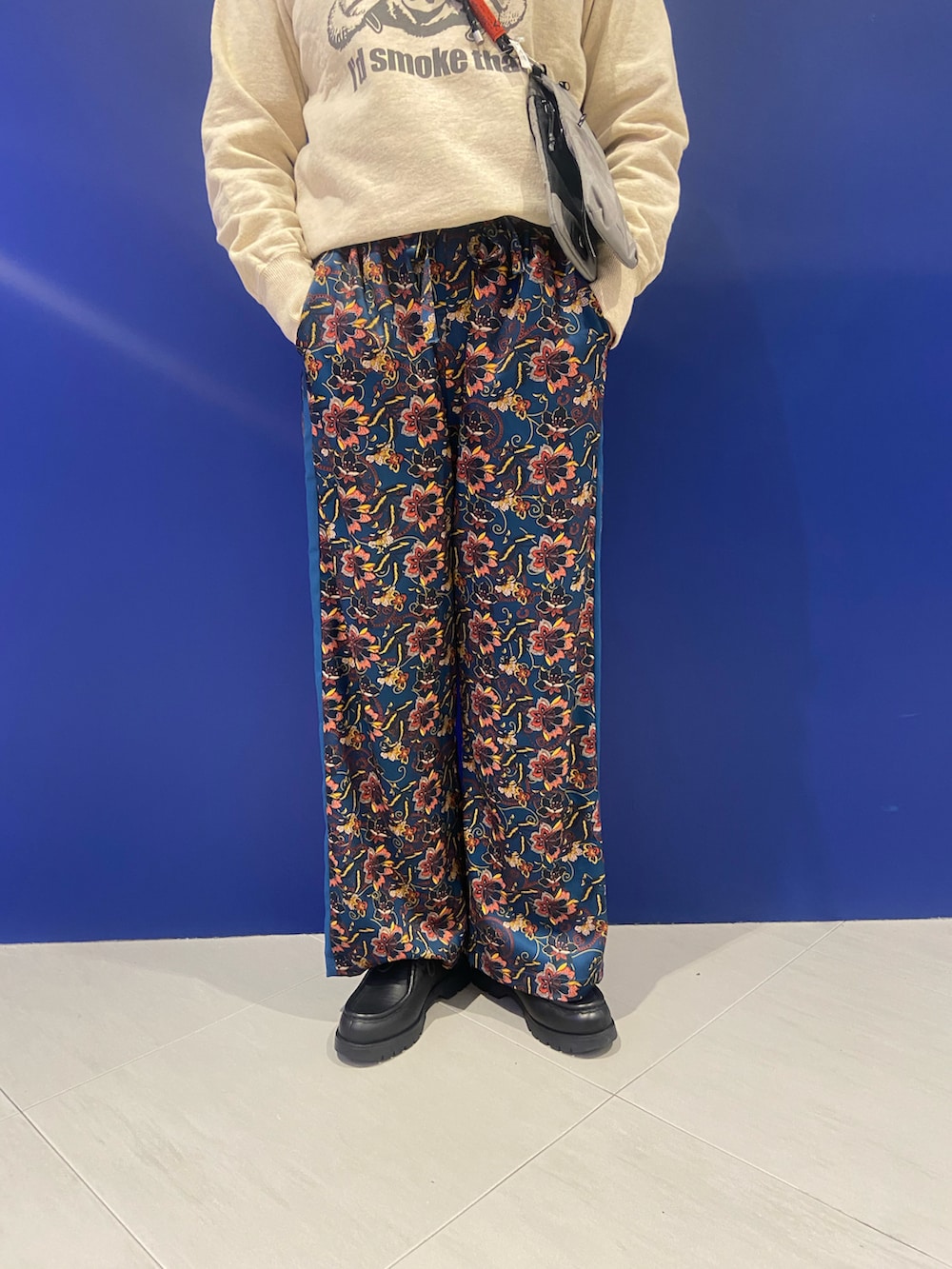 「スウェット、柄パンツ、レザーシューズ、ワイドパンツ、リラックススタイル、春先取り、カジュアルコーデ、mixta、クレマン、トポロジー」｜「BEAVERのB omnivore/ビーオムニボー　パウダーサテンプリントリラックスパンツ（その他パンツ、ブルー系）」を使った、小林さん（レディース・155cm）の冬コーディネートの2枚目の写真