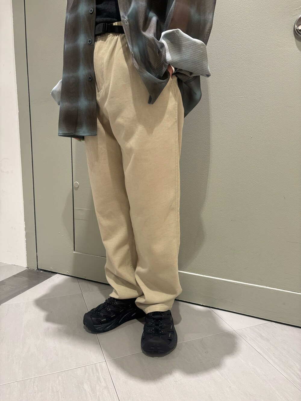 「セットアップ、BEAVER、大人カジュアル、グラミチ、シャツコーデ、シンプルスタイル、ラクチンコーデ、BEAVER名古屋、グラミチ女子、最近のいい感じコーデ」｜「MILLERのMiller/ミラー　H/S Crew Tee　クルーネック　ハーフスリーブＴ（Tシャツ/カットソー、グレー系）」を使った、小林さん（レディース・155cm）の春コーディネートの2枚目の写真