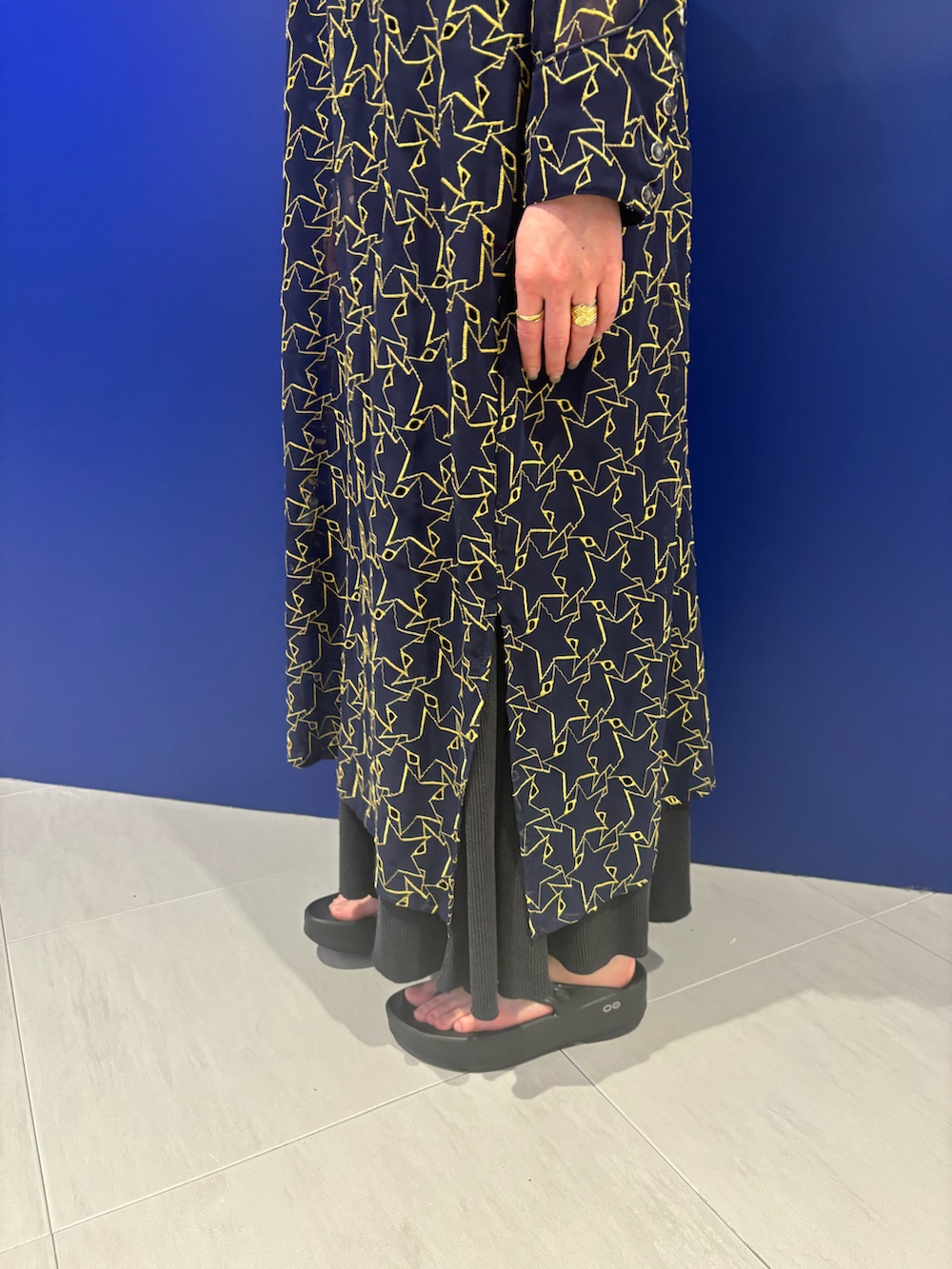 ブラック系のサンダル、ブラック系のショルダーバッグ、ブルー系のスマホグッズを着用したレディースの春コーディネートの3枚目の写真