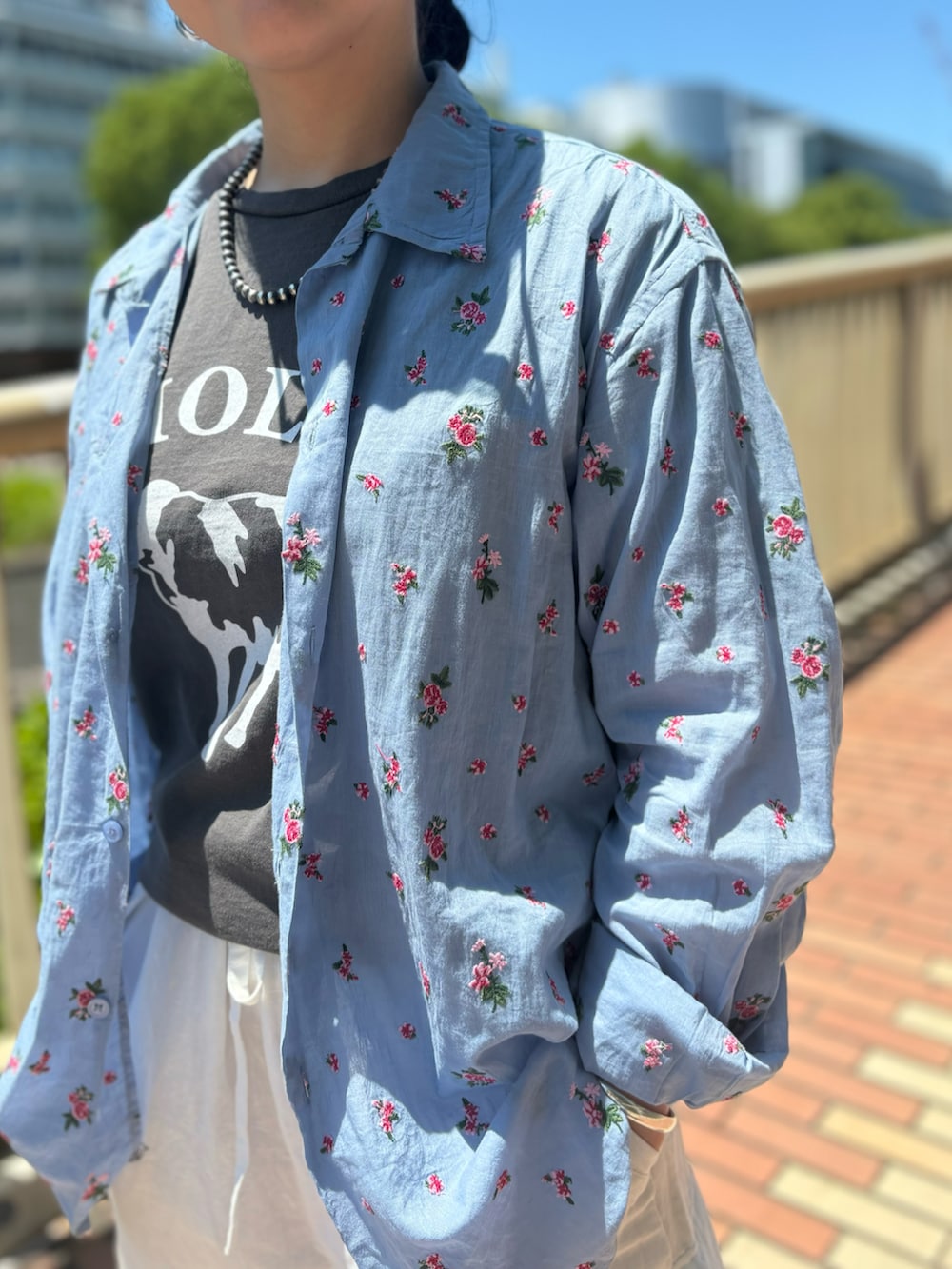 ブラック系のTシャツ/カットソーを着用したレディースの夏コーディネートの2枚目の写真