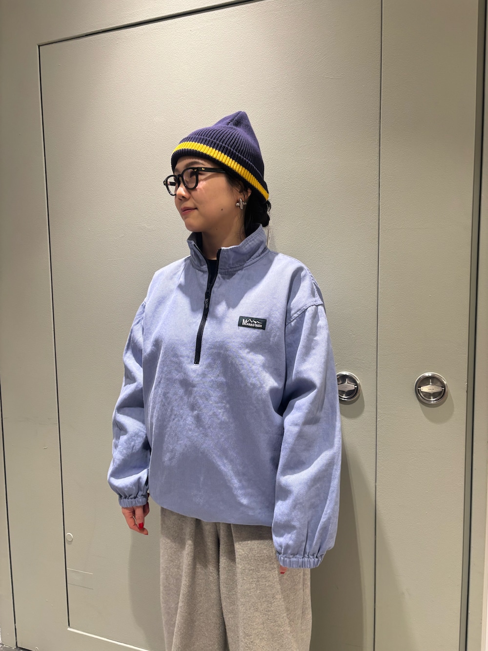 「ブルー、ニット帽、BEAVER、マナスタッシュ、アノラックパーカー、ラフコーデ、メガネ女子、カラーコーデ、BEAVER名古屋、ホカオネオネ」｜「CMF OUTDOOR GARMENTのCMF OUTDOOR GARMENT/シーエムエフ アウトドアガーメント  KNIT CAP（ニットキャップ/ビーニー、ベージュ系）」を使った、小林さん（レディース・155cm）の春コーディネートの2枚目の写真