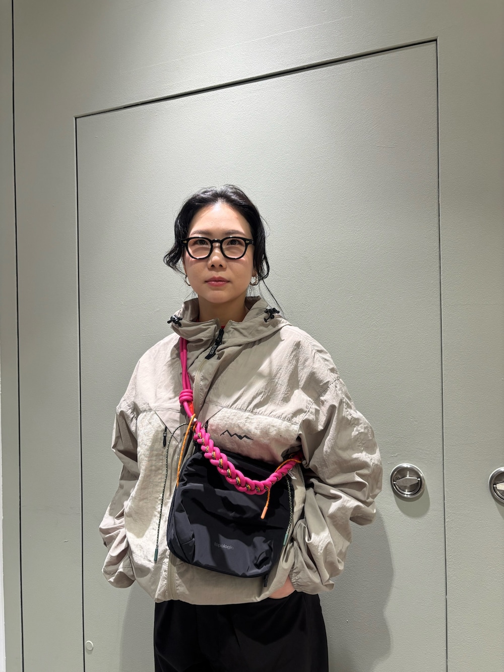 ブラック系のマウンテンパーカー、ブラック系のサンダルを着用したレディースの春コーディネートの2枚目の写真