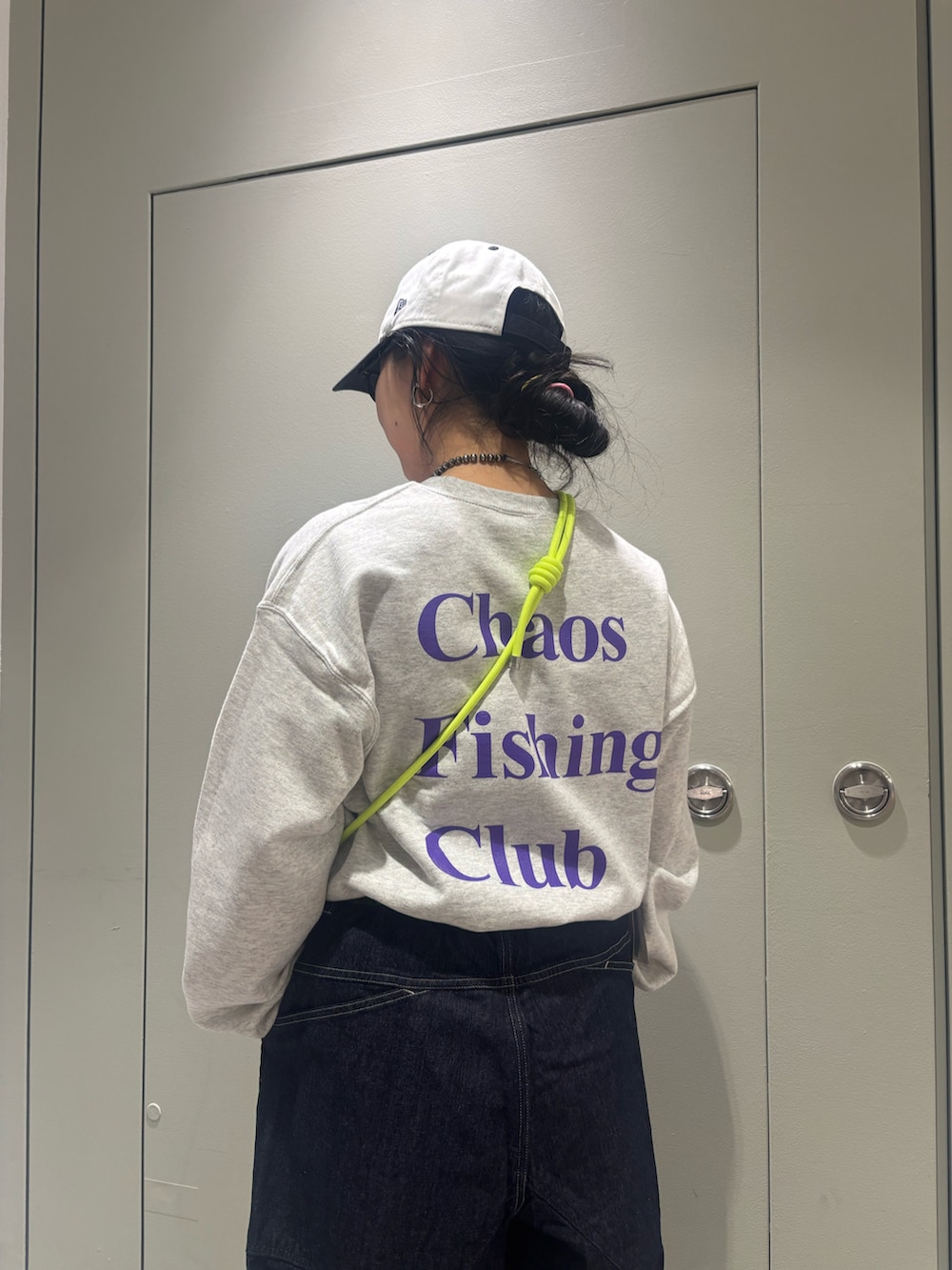 「スニーカー、デニム、キャップ、BEAVER、春先取り、ワイドデニム、キャップ女子、ゆるシルエット、BEAVER名古屋、ホカオネオネ」｜「HOKAのHOKA ONE ONE / ホカ オネオネ　Restore TC リストアーティーシー　ユニセックス（サンダル、ブラック系）」を使った、小林さん（レディース・155cm）の冬コーディネートの2枚目の写真