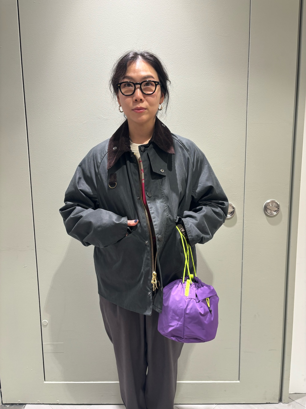 「BEAVER、バブアー、キレイめ、お出かけコーデ、グラミチ、冬服、着回しコーデ、グラミチ別注、BEAVER名古屋、バブアー女子」｜「GramicciのGRAMICCI×BEAVER/グラミチ×ビーバー　別注 WOOL LIKE SLACKS  ウールライクスラックス（スラックス、グレー系）」を使った、小林さん（レディース・155cm）の冬コーディネートの3枚目の写真
