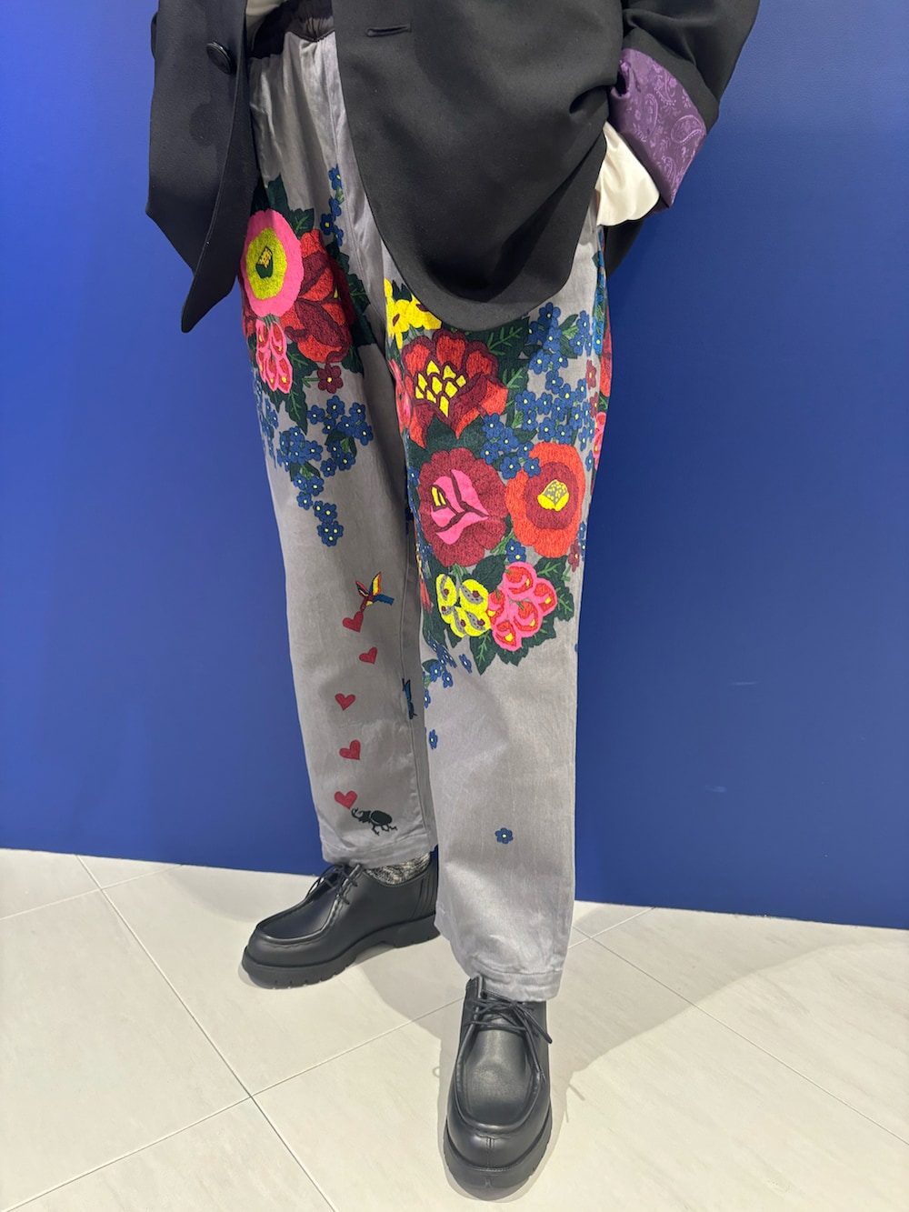 「ジャケット、柄パンツ、BEAVER、ボヘミアンズ、レザーシューズ、春、白Tシャツ、オトナカジュアル、クレマン、BEAVER名古屋」｜「KLEMANのKLEMAN/クレマン　PADROR WOMEN パドレ　ウィメンズ（ローファー、ブラック系）」を使った、小林さん（レディース・155cm）の冬コーディネートの2枚目の写真
