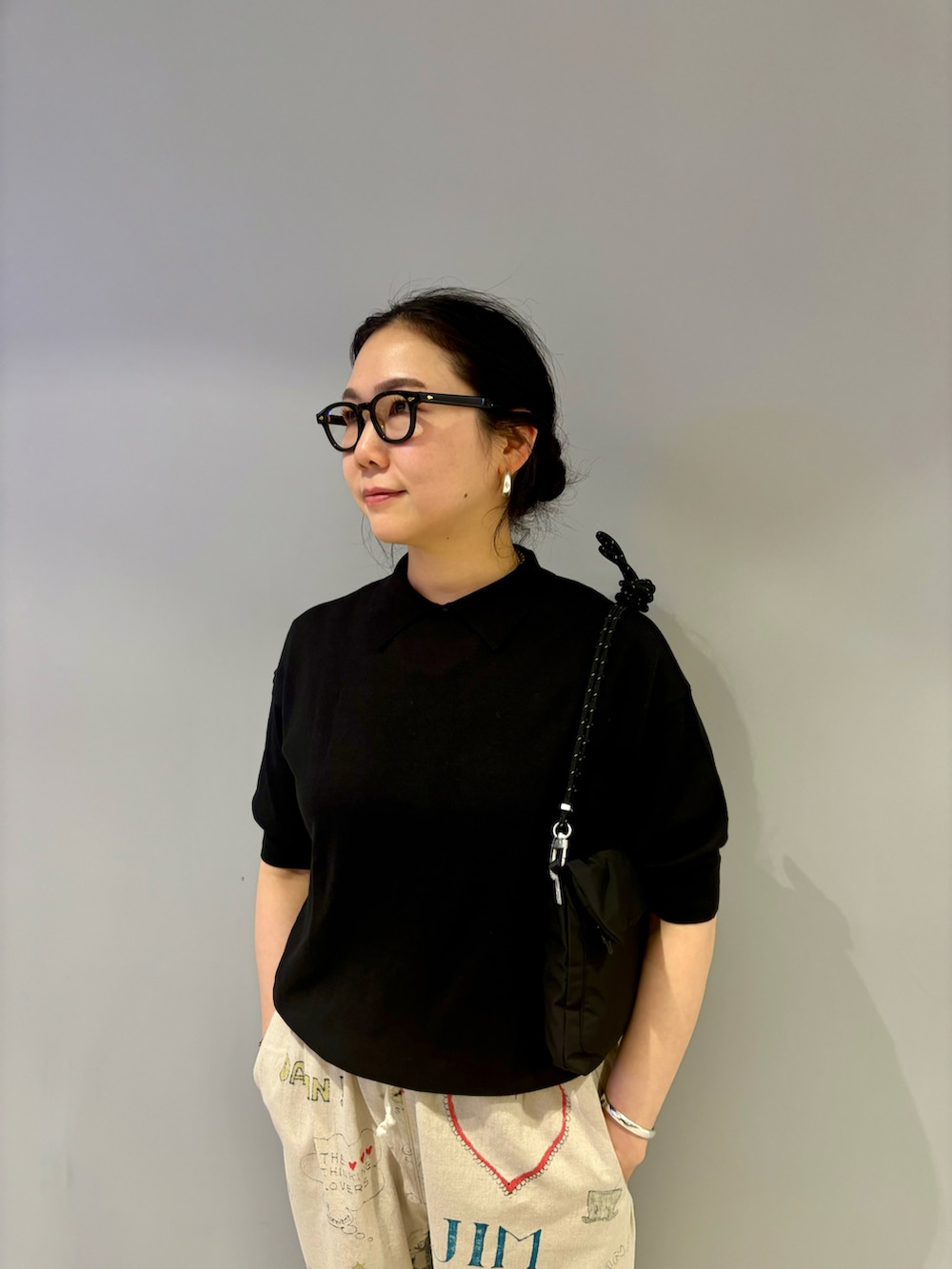 「柄パンツ、BEAVER、ボヘミアンズ、ポロシャツ、コットンニット、夏服、ラクチンコーデ、ショート丈トップス、オトナカジュアル、夏ファッション」｜「BOHEMIANSのBOHEMIANS / ボヘミアンズ  別注LOOSE PANTS（その他パンツ、ベージュ系）」を使った、小林さん（レディース・155cm）の夏コーディネートの2枚目の写真