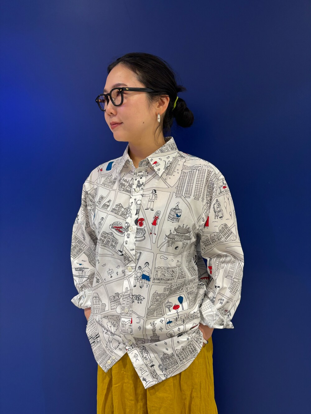 「イエロー、柄シャツ、BEAVER、大人カジュアル、ボヘミアンズ、春服、シャツスタイル、リネンスカート、春ファッション、BEAVER名古屋」｜「BOHEMIANSのBOHEMIANS/ボヘミアンズ　別注 BOHEMIANS CITY LOOSE SHIRTS ボヘミアンズシティールーズシャツ（シャツ/ブラウス、ベージュ系）」を使った、小林さん（レディース・155cm）の冬コーディネートの3枚目の写真