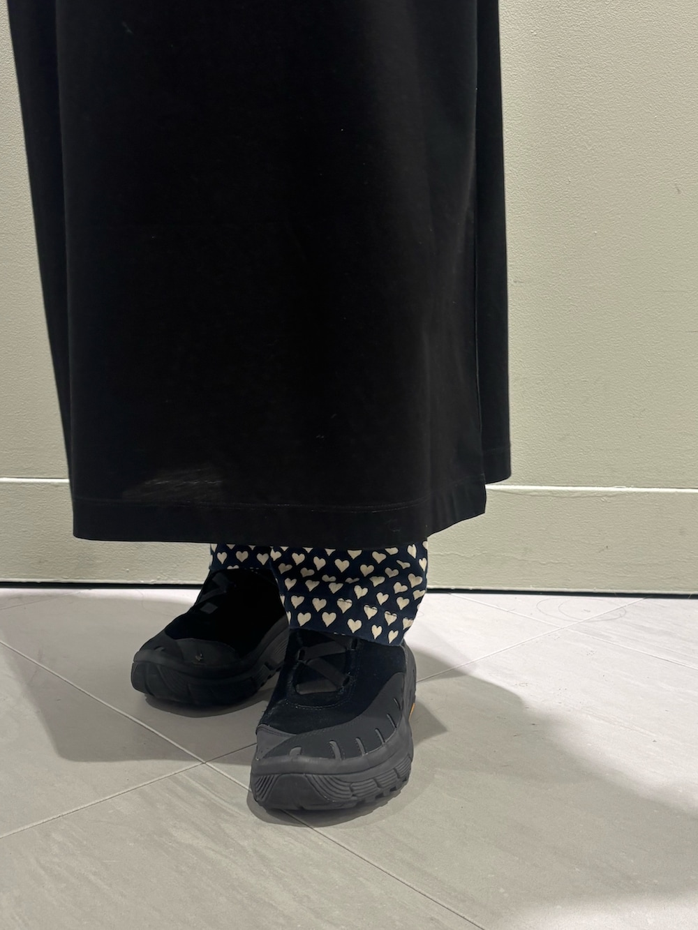 ブラック系のワンピース、ブラック系のその他パンツを着用したレディースの夏コーディネートの3枚目の写真