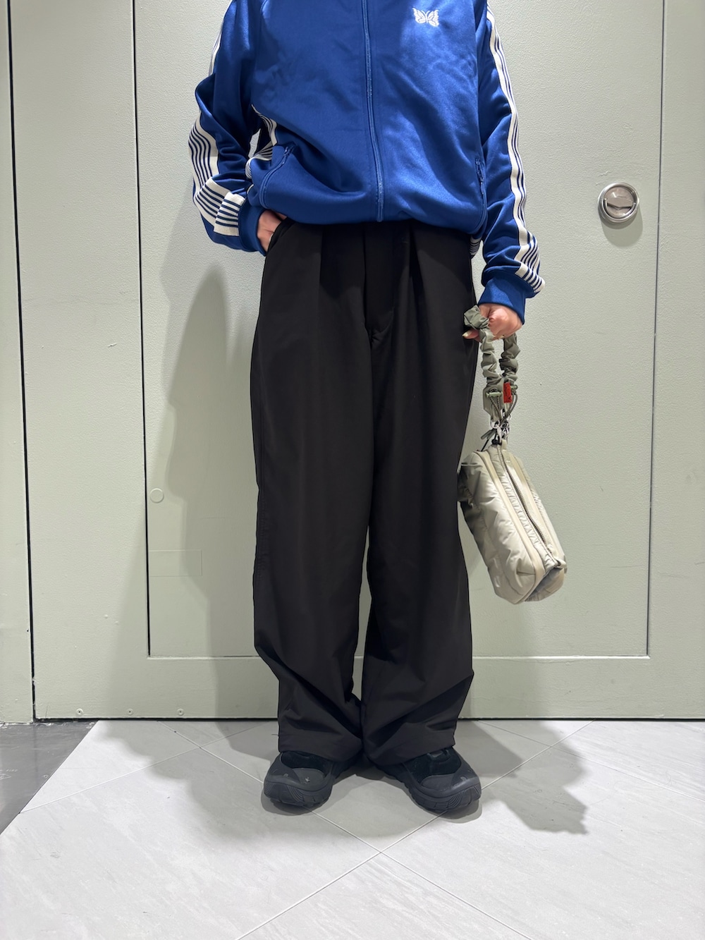 「レイヤードスタイル、トラックパンツ、パンツコーデ、秋冬コーデ、トラックジャケット、ニードルズ、ニードルズトラックジャケット、BEAVER、BEAVER名古屋、トポロジー」｜「BEAVERのJLab/ジェイラブ　REWIND 2 WIRELESS　ワイヤレスヘッドホン（ヘッドフォン/イヤホン、ブラック系）」を使った、小林さん（レディース・155cm）の夏コーディネートの2枚目の写真