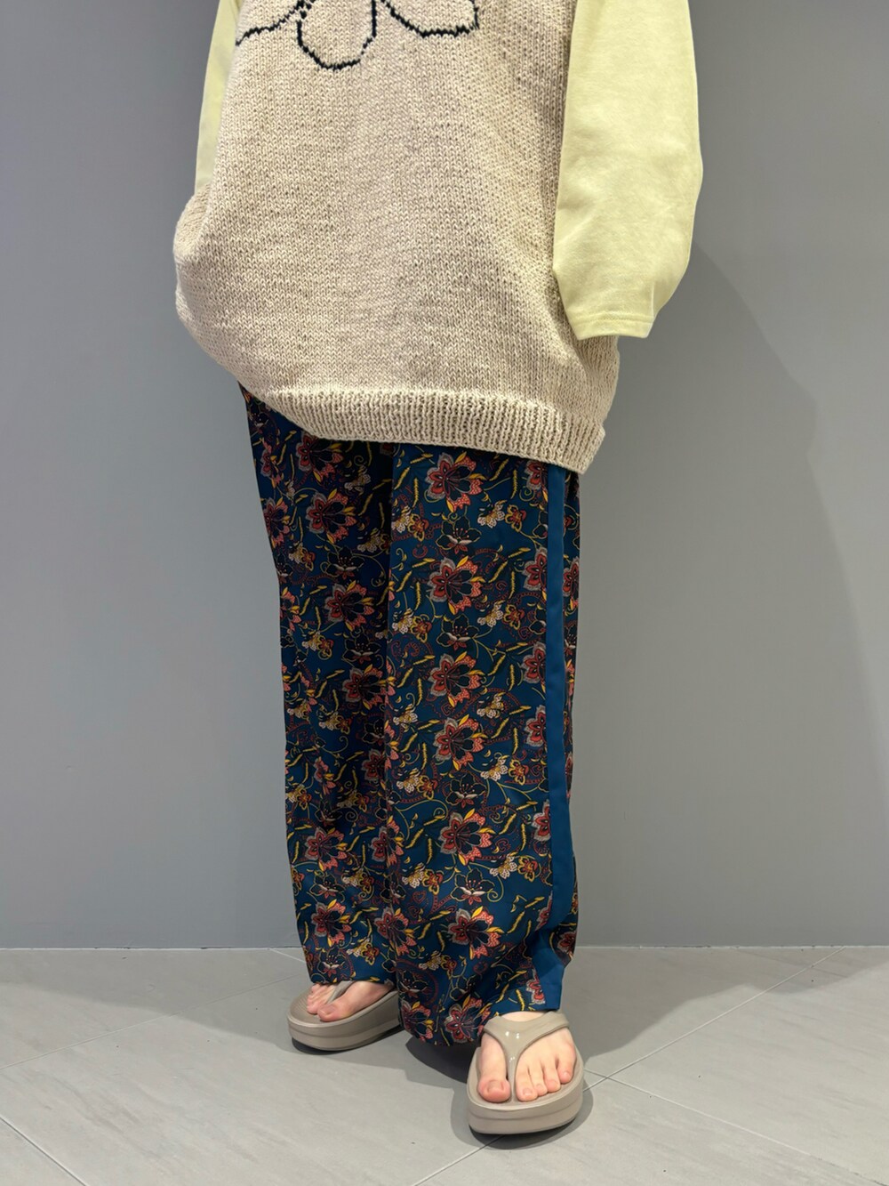 イエロー系のTシャツ/カットソー、ブルー系のその他パンツ、ブラック系のサンダルを着用したレディースの春コーディネートの3枚目の写真