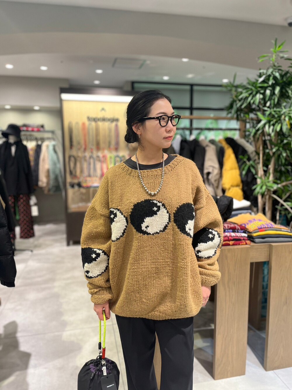 「ニット、BEAVER、ブラウン、オトナカジュアル、秋冬、秋カラー、オトナ女子、BEAVER名古屋、ベストコーデ、重ね着ベストシーズン」｜「TopologieのTopologie/トポロジー　Wares Bags Reversible Bucket リバーシブルバケット（ショルダーバッグ、パープル系）」を使った、小林さん（レディース・155cm）の秋コーディネートの2枚目の写真
