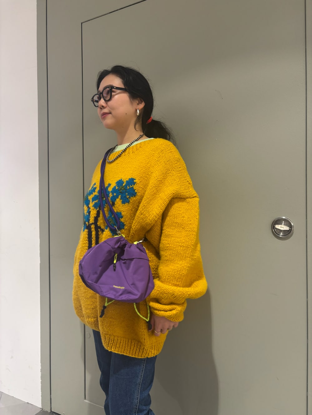 「BEAVER、オーバーサイズ、冬、冬服、ワラビー、秋冬コーデ、ニットコーデ、BEAVER名古屋、ニット/セーター、真冬のあったかスタイル」｜「ClarksのCLARKS/クラークス WALLABEE GTX ワラビー　ゴアテックス（モカシン/デッキシューズ、ブラック系）」を使った、小林さん（レディース・155cm）の冬コーディネートの2枚目の写真