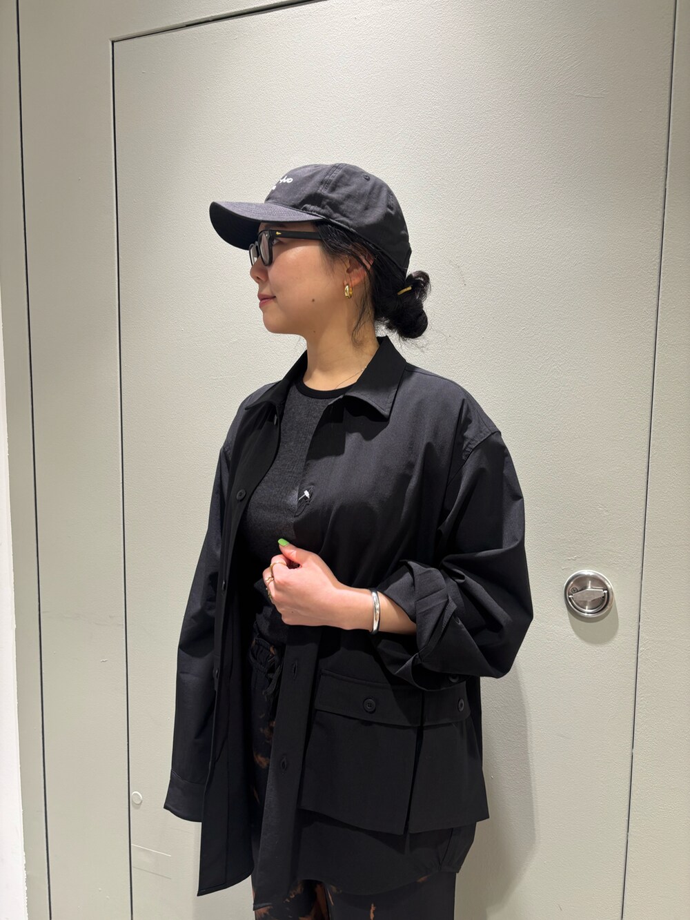 「キャップ、タイダイ柄、BEAVER、パンツスタイル、シャツスタイル、モノトーンコーデ、シンプルスタイル、ゆるコーデ、BEAVER名古屋、春めき満開コーデ」｜「Oddsのodds/オッズ  STICH CAP ステッチキャップ（キャップ、ベージュ系）」を使った、小林さん（レディース・155cm）の春コーディネートの2枚目の写真