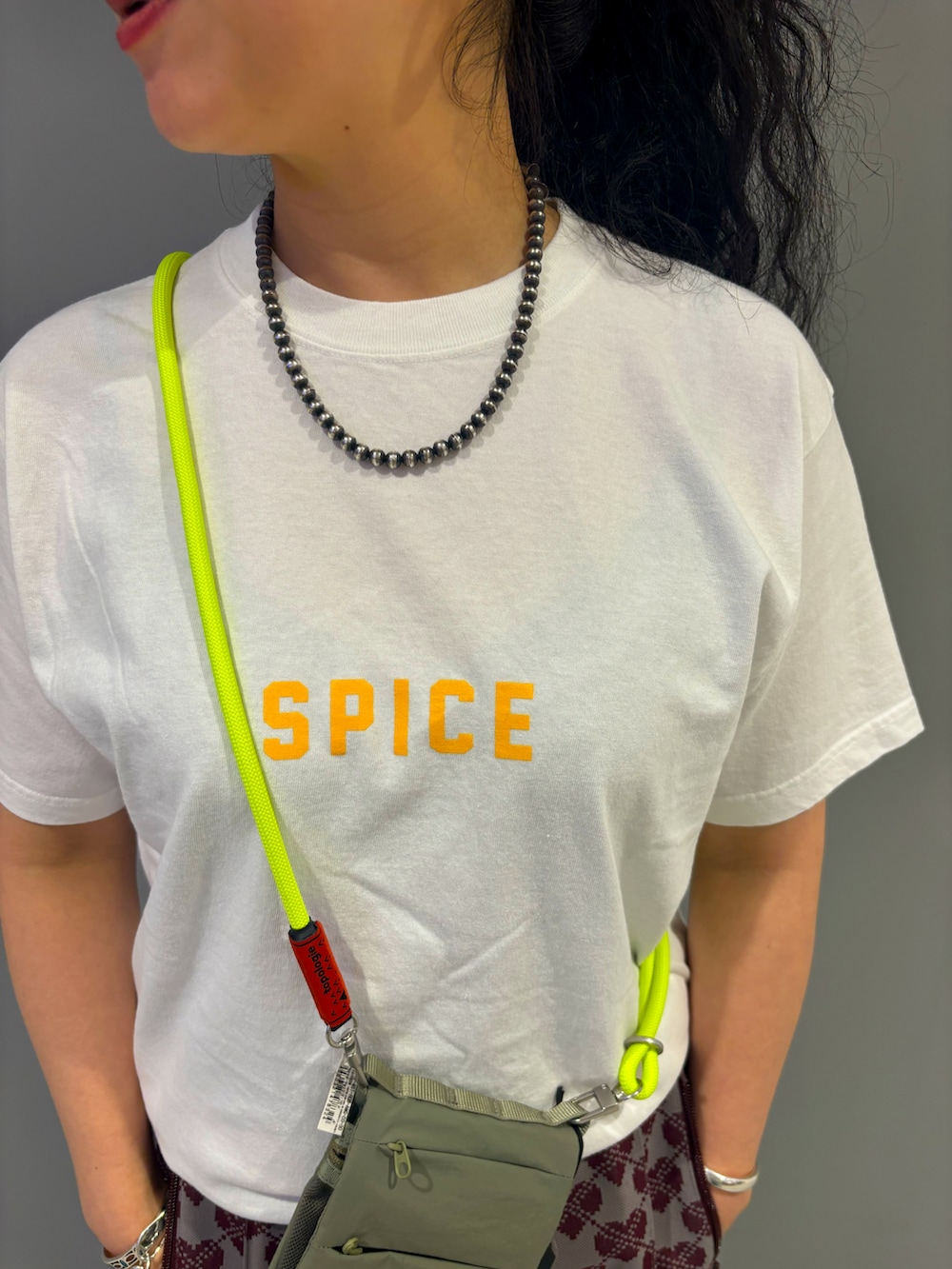 「夏、お出かけコーデ、トラックパンツ、パンツスタイル、リラックススタイル、シンプルコーデ、Tシャツコーデ、ホカオネオネ、携帯ストラップ、トポロジー」｜「FUNGのFUNG/ファング　Basic tee SPICE CURRY（Tシャツ/カットソー、ホワイト系）」を使った、小林さん（レディース・155cm）の夏コーディネートの4枚目の写真