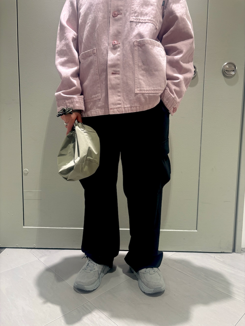 「ピンク、BEAVER、カバーオール、新作、春服、今日のコーデ、BEAVER名古屋、HOKAONEONE、ホカオネオネ、トポロジー」｜「HOKAのHOKA ONE ONE/ホカ オネオネ  CLIFTON L SUEDE クリフトン L スエード（スニーカー、グレー系）」を使った、小林さん（レディース・155cm）の冬コーディネートの3枚目の写真