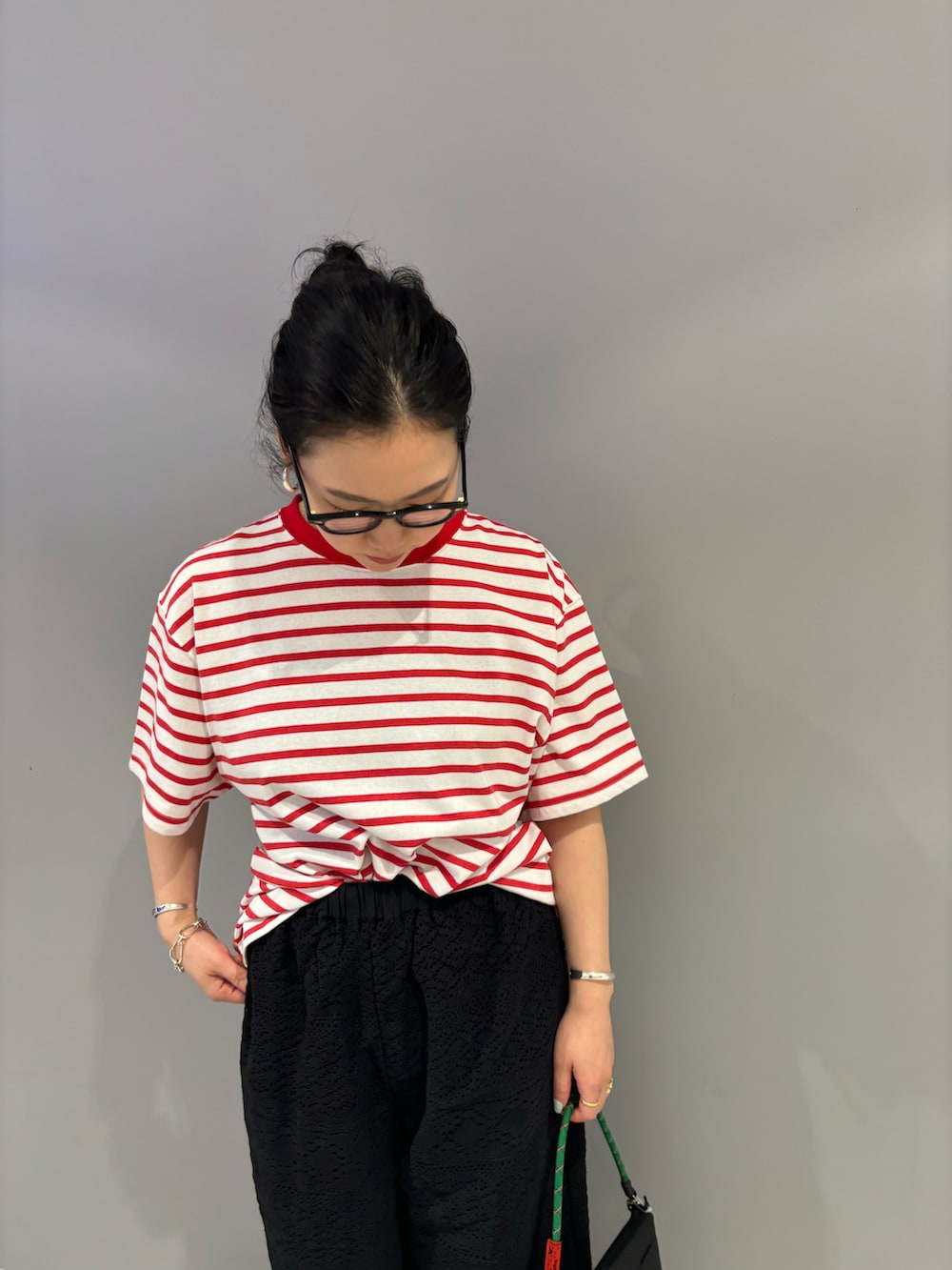 「ボーダー、シンプル、BEAVER、レース、サンダル、ボーダートップス、夏コーデ、パンツコーデ、レースパンツ、トポロジー」｜「CAMINANDOのCAMINANDO/カミナンド DOUBLE RING PLATFORM SANDALS WITH HTC　エイチティーシー（サンダル、ブラック系）」を使った、小林さん（レディース・155cm）の夏コーディネートの2枚目の写真