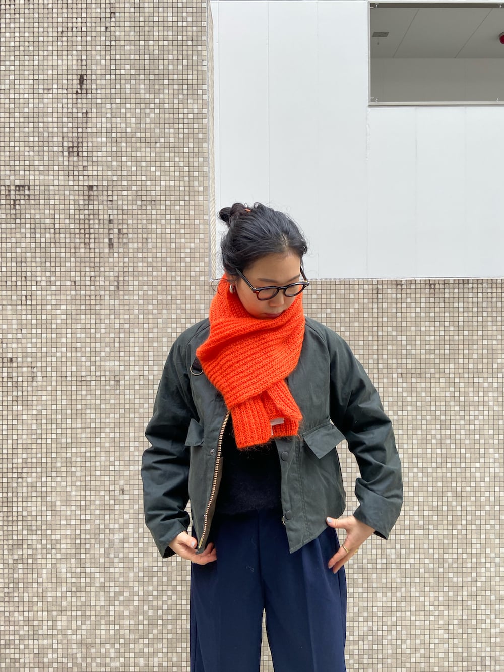 「スラックス、BEAVER、バブアー、オレンジ、クラークス、メガネ女子、オレンジニット、BEAVER名古屋、バブアー女子、バブアースペイ」｜「MANASTASHのMANASTASH/マナスタッシュ　２タックスラックス（スラックス、グレー系）」を使った、小林さん（レディース・155cm）の秋コーディネートの2枚目の写真