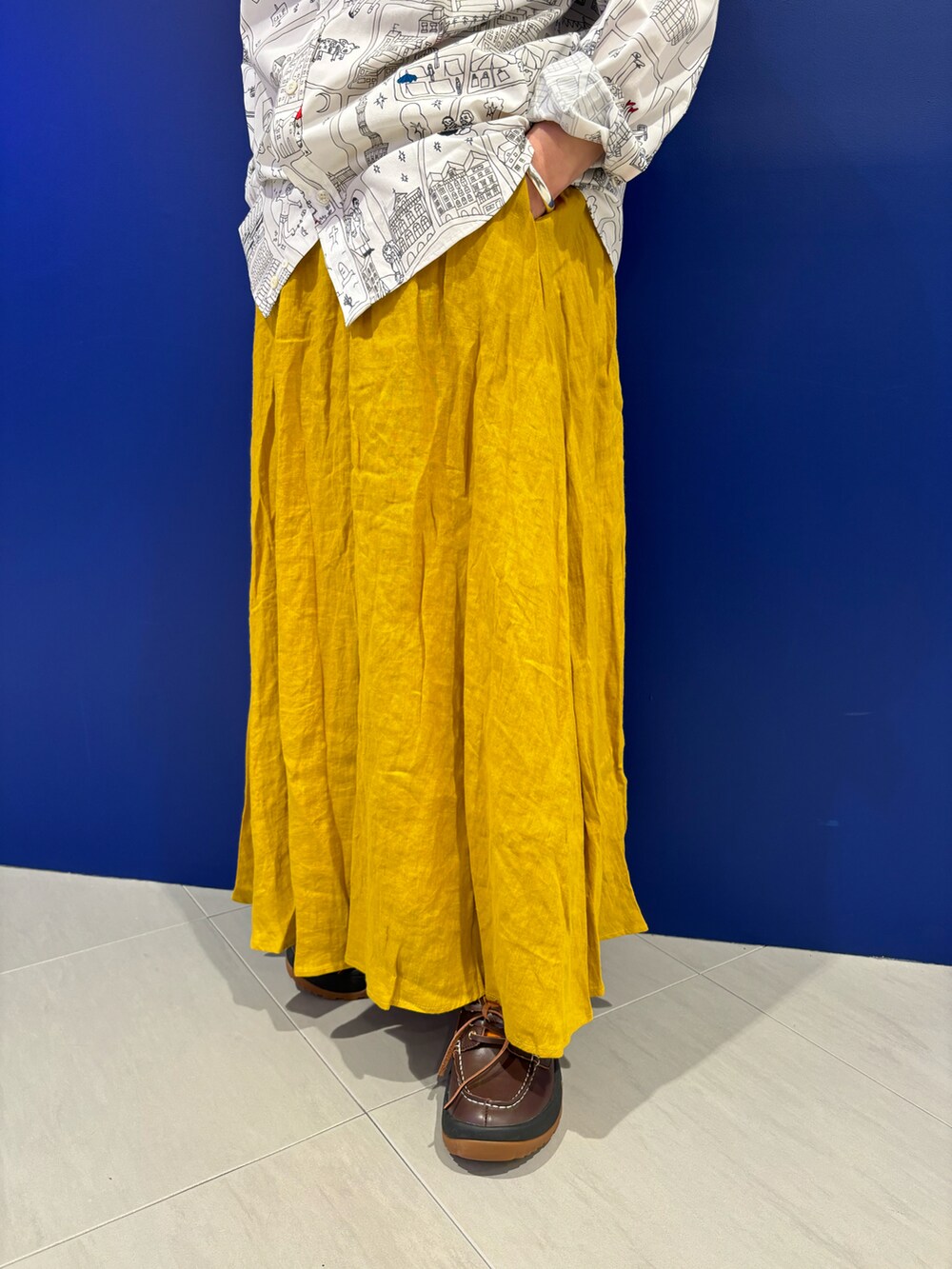 「イエロー、柄シャツ、BEAVER、大人カジュアル、ボヘミアンズ、春服、シャツスタイル、リネンスカート、春ファッション、BEAVER名古屋」｜「BOHEMIANSのBOHEMIANS/ボヘミアンズ　別注 BOHEMIANS CITY LOOSE SHIRTS ボヘミアンズシティールーズシャツ（シャツ/ブラウス、ベージュ系）」を使った、小林さん（レディース・155cm）の冬コーディネートの4枚目の写真