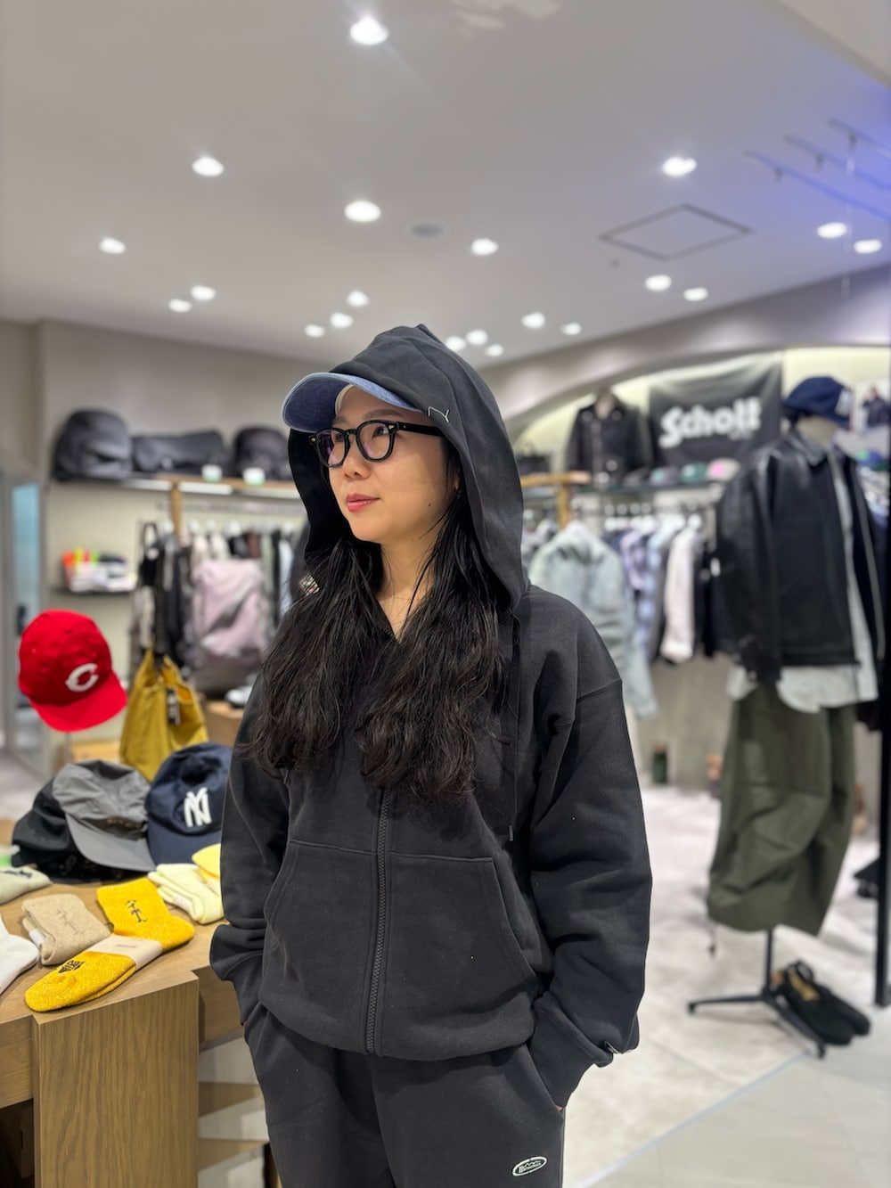 ブラック系のパーカー、ブラック系のスウェットパンツを着用したレディースの春コーディネートの2枚目の写真