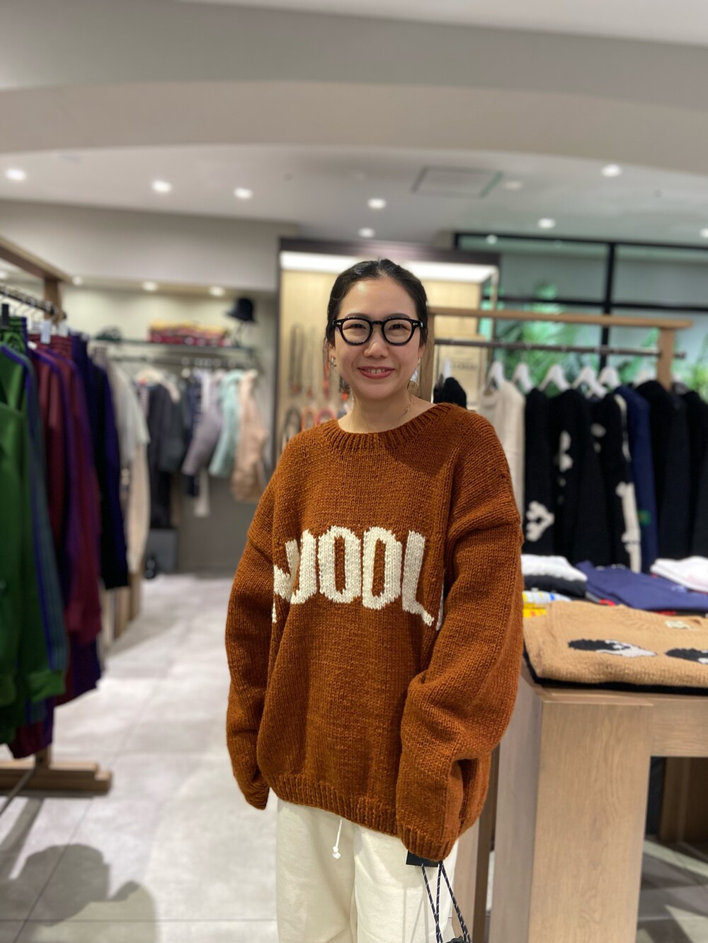 「ニット、BEAVER、あったかコーデ、ワラビー、ゆるコーデ、スウエットパンツ、秋冬コーデ、ニットコーデ、BEAVER名古屋、トポロジー、マクマホンニッティングミルズ」｜「TopologieのTopologie/トポロジー　Wares Bags Reversible Bucket リバーシブルバケット（ショルダーバッグ、パープル系）」を使った、小林さん（レディース・155cm）の秋コーディネートの2枚目の写真