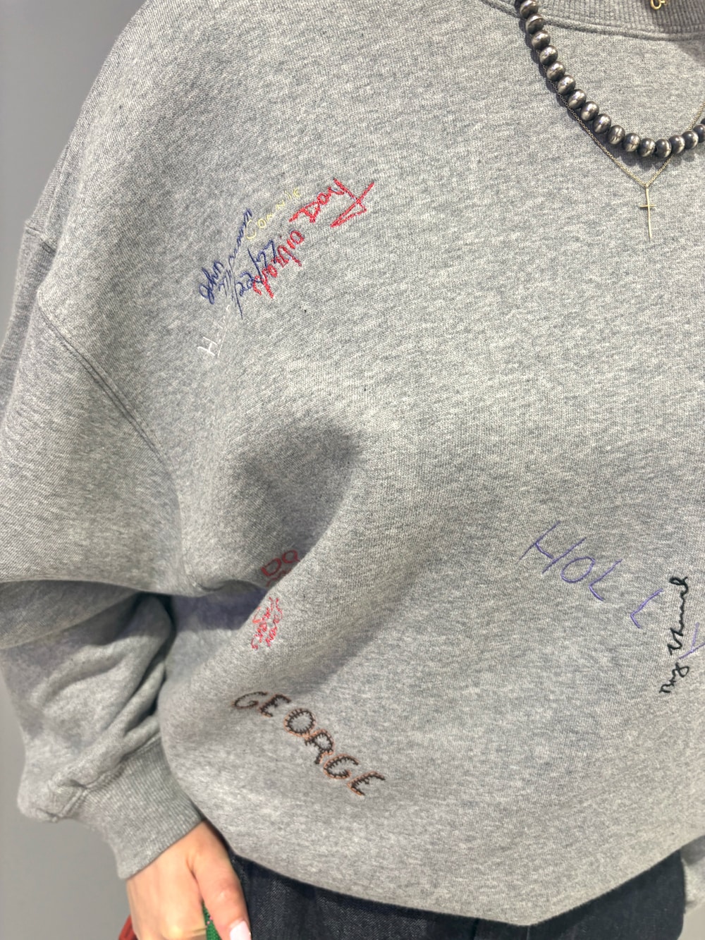 「スウェット、デニム、刺繍、BEAVER、カジュアルスタイル、ワイドデニム、スウェットコーデ、クレマン、BEAVER名古屋、秋服準備はじめました」｜「TopologieのTopologie/トポロジー　Wares Straps 8.0㎜ Wrist Strap 【ストラップ単体】（スマホグッズ、グリーン系）」を使った、小林さん（レディース・155cm）の夏コーディネートの3枚目の写真