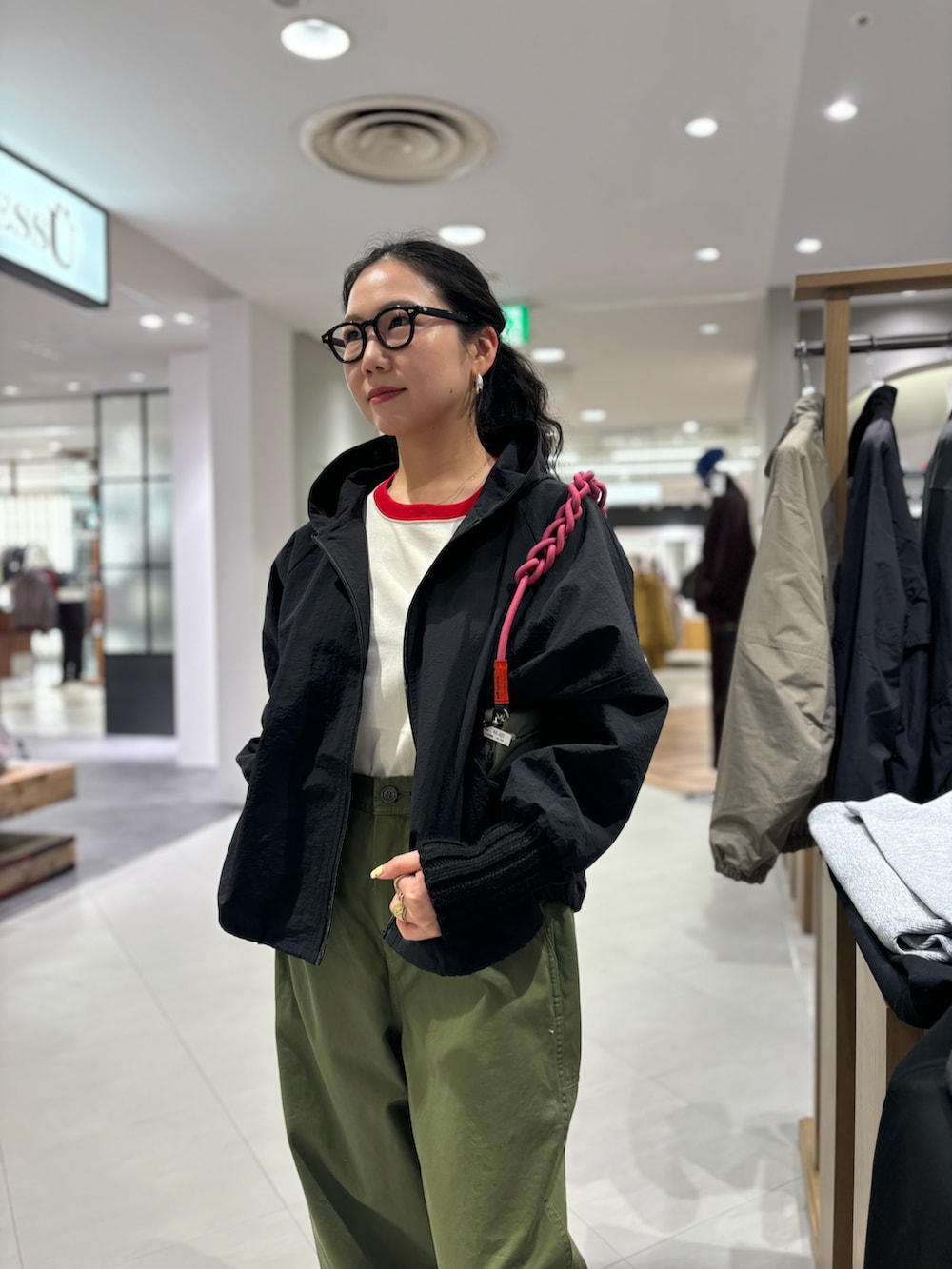 「アウター、めがね、レイヤードスタイル、メガネ男子、ワラビー、ボリュームパンツ、ゆるシルエット、アキコーデ、秋服準備はじめました、秋っぽコーデ更新中」｜「D.M.G.のD.M.G./ディーエムジー　ボリュームパンツ（チノパンツ、ブラック系）」を使った、小林さん（レディース・155cm）の秋コーディネートの2枚目の写真
