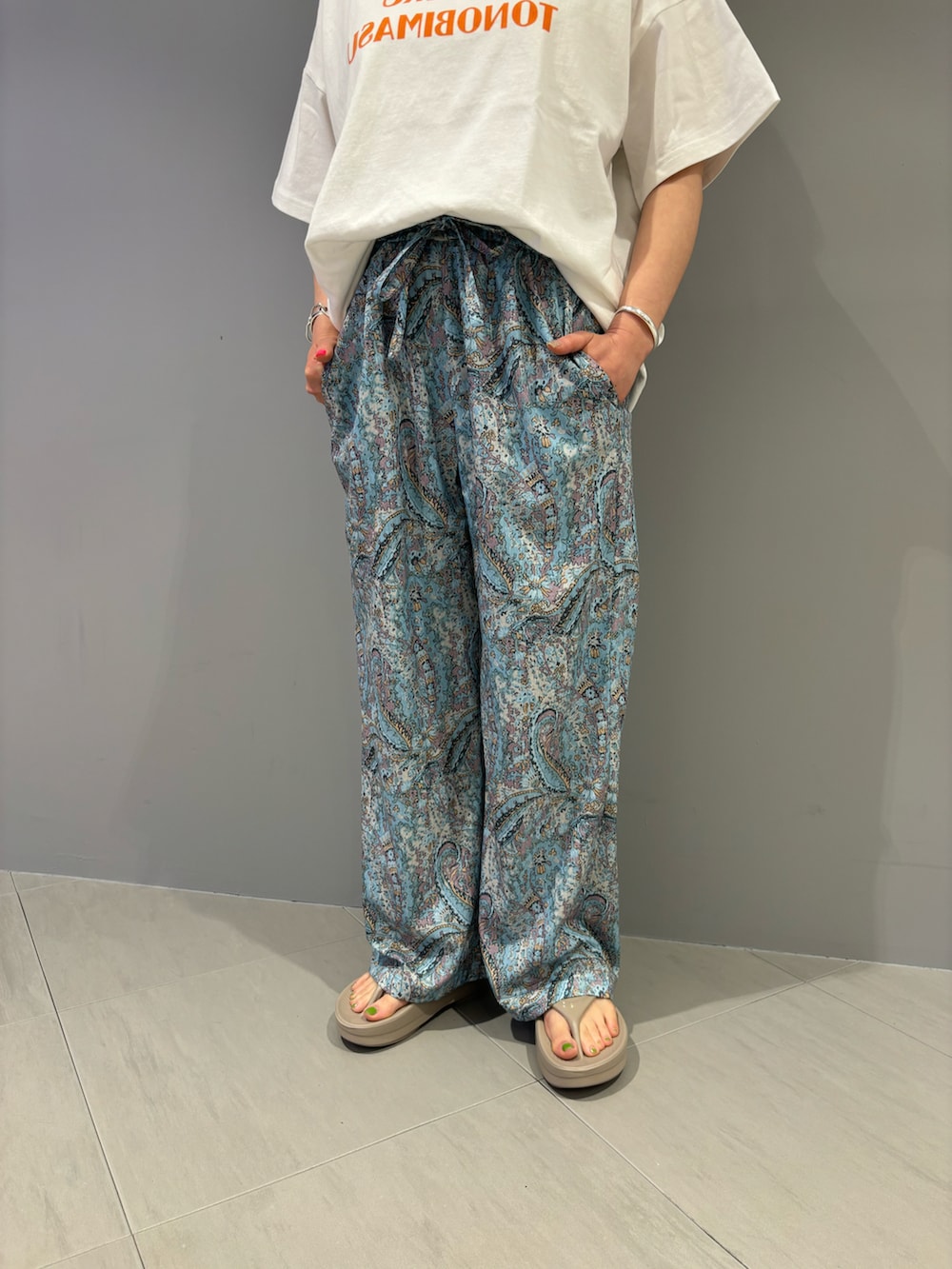 その他のその他パンツ、ブラック系のサンダルを着用したレディースの春コーディネートの3枚目の写真