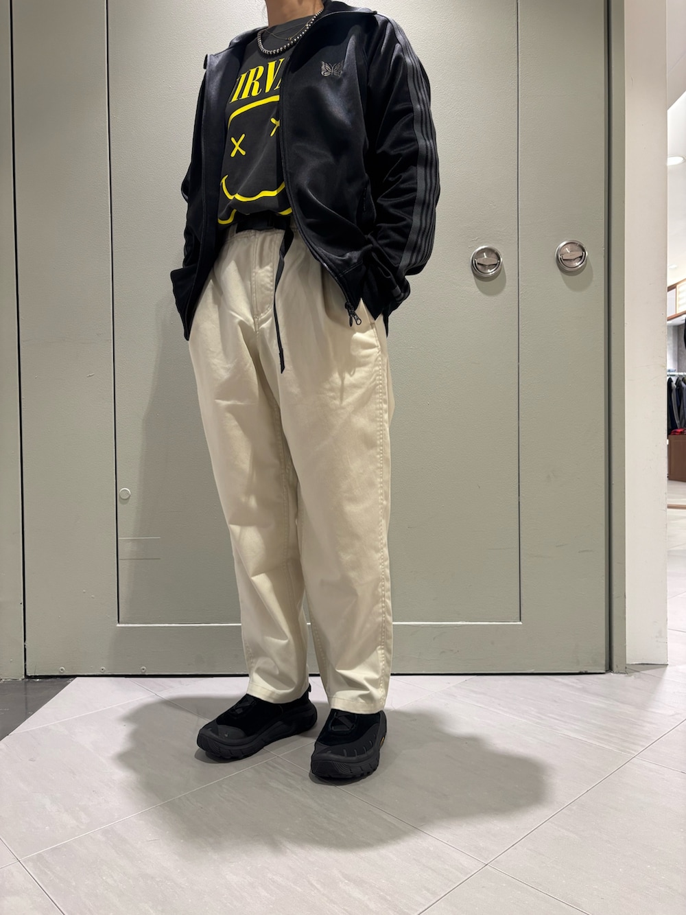 ホワイト系のチノパンツを着用したレディースの秋コーディネートの3枚目の写真