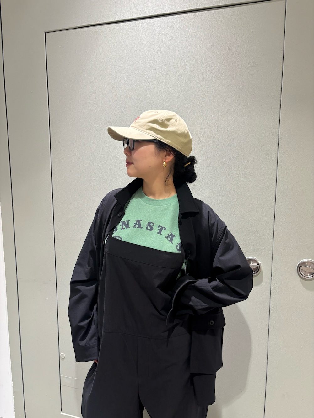 「キャップ、サロペット、BEAVER、シャツスタイル、羽織り、シンプルスタイル、BEAVER名古屋、oofos、ウーフォス、春めき満開コーデ」｜「MANASTASHのMANASTASH/マナスタッシュ/HEMP TEE MPC/ヘンプTシャツ（Tシャツ/カットソー、グリーン系）」を使った、小林さん（レディース・155cm）の春コーディネートの2枚目の写真