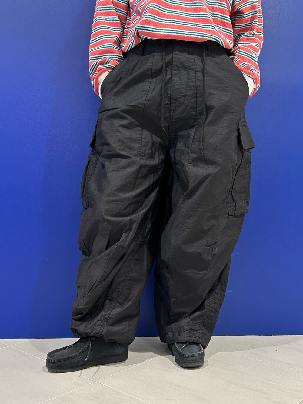 ブラック系のモカシン/デッキシューズ、レッド系のポロシャツを着用したレディースの冬コーディネートの3枚目の写真