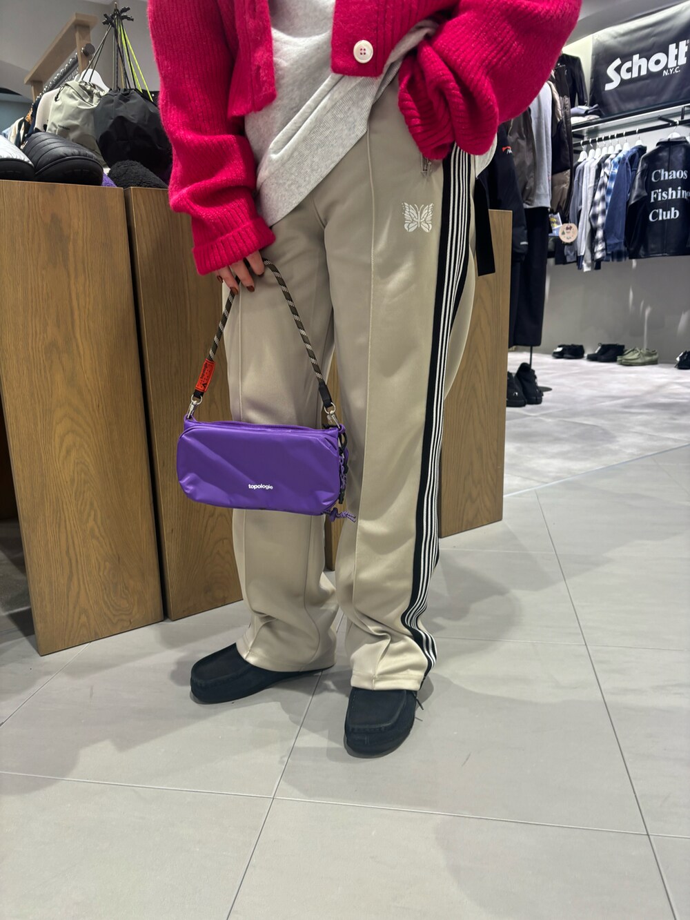 「カーディガン、BEAVER、トラックパンツ、着回しコーデ、おでかけコーデ、秋冬、秋冬コーデ、ニットコーデ、オトナ女子、BEAVER名古屋」｜「ClarksのCLARKS/クラークス WALLABEE GTX ワラビー　ゴアテックス（モカシン/デッキシューズ、ブラック系）」を使った、小林さん（レディース・155cm）の秋コーディネートの3枚目の写真