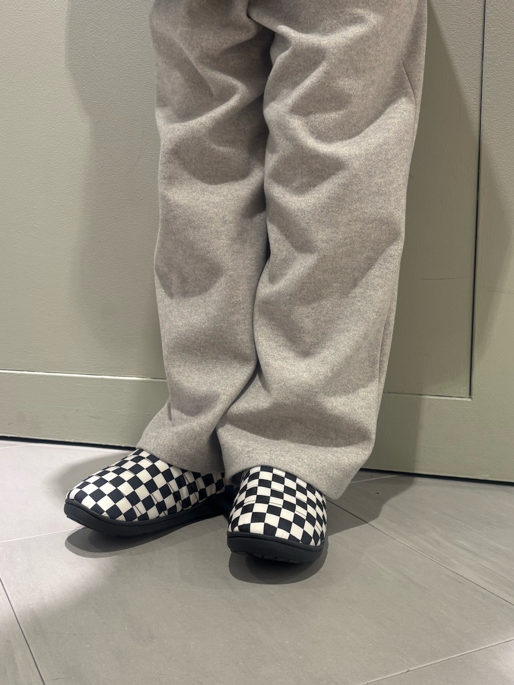 その他のサンダル、ブラック系のダウンジャケット/コートを着用したレディースの秋コーディネートの3枚目の写真