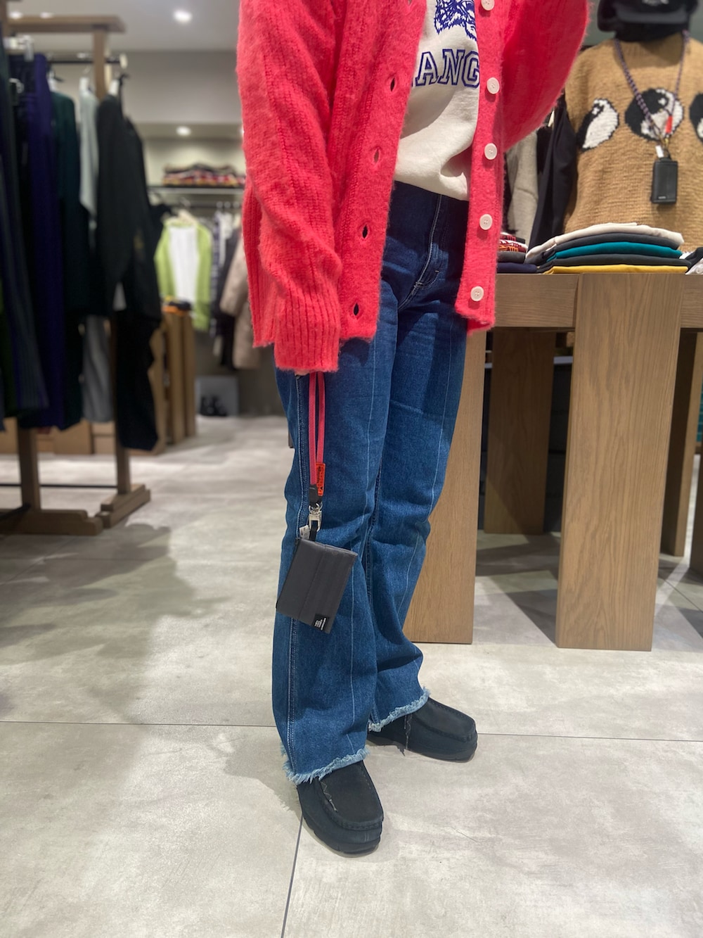 「スウェット、ピンク、ニットカーディガン、BEAVER、着回しコーデ、オトナカジュアル、秋冬コーデ、ニットコーデ、オトナ女子、トポロジー」｜「BEAVERのB omnivore/ビーオムニボー カラフルモヘヤミックスカーデ（カーディガン/ボレロ、その他）」を使った、小林さん（レディース・155cm）の冬コーディネートの3枚目の写真