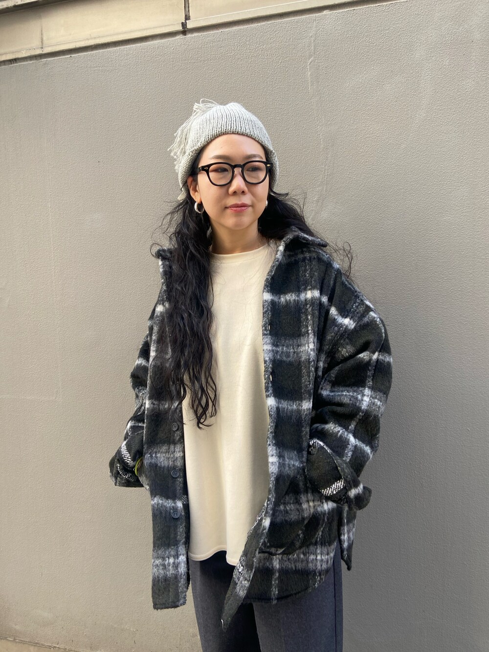 ブルー系のブルゾン、ホワイト系のTシャツ/カットソー、ブラック系のブーツを着用したレディースの冬コーディネートの2枚目の写真