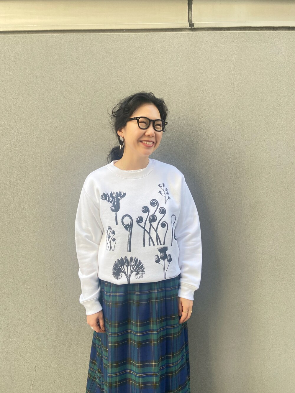 「シンプルコーデ、秋服、オトナ女子、チェック、チェックスカート、スウェット、スウェットコーデ、BEAVER、BEAVER名古屋、サイドゴアブーツ」｜「BEAVERのHub PRODUCTS/ハブプロダクツ　KARL BLOSSFELDT SWEAT SHIRT  カール・ブロスフェルト（スウェット、ホワイト系）」を使った、小林さん（レディース・155cm）の秋コーディネートの2枚目の写真