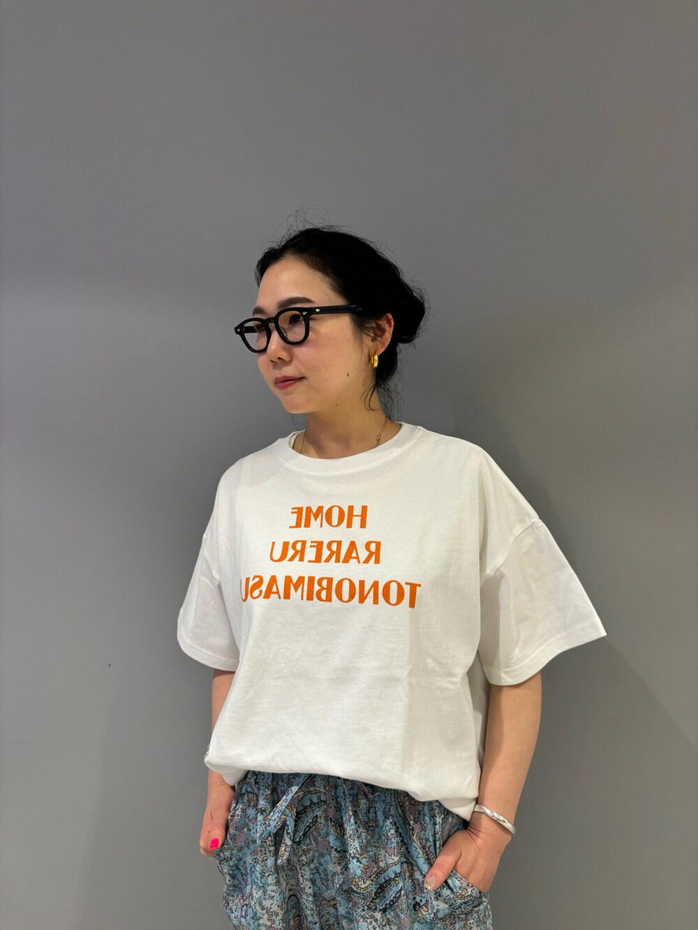 その他のその他パンツ、ブラック系のサンダルを着用したレディースの春コーディネートの2枚目の写真