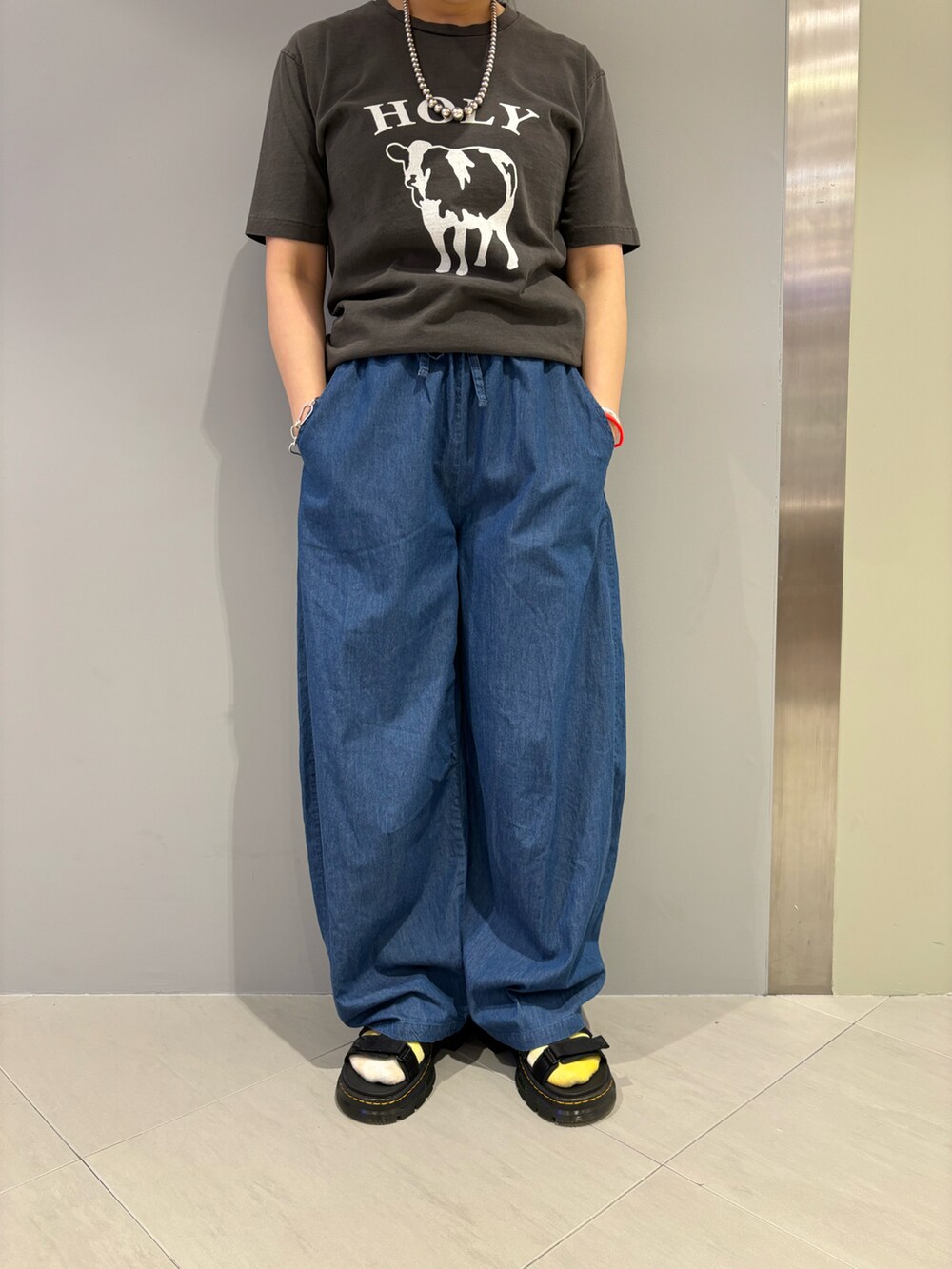 ブラック系のサンダル、ブラック系のTシャツ/カットソーを着用したレディースの夏コーディネートの2枚目の写真