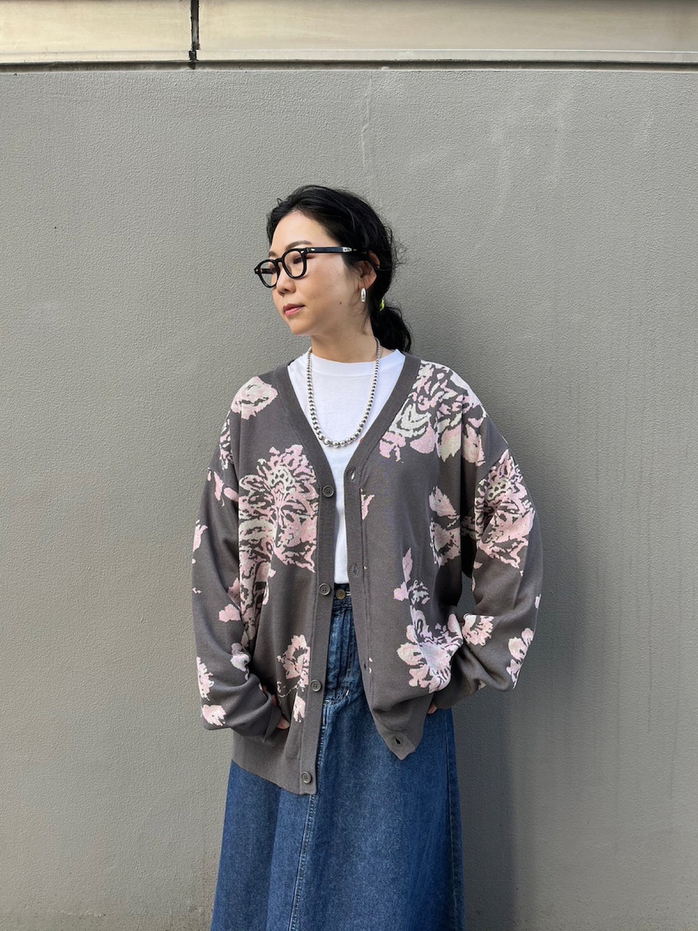 その他のスカート、グレー系のニット/セーターを着用したレディースの冬コーディネートの2枚目の写真